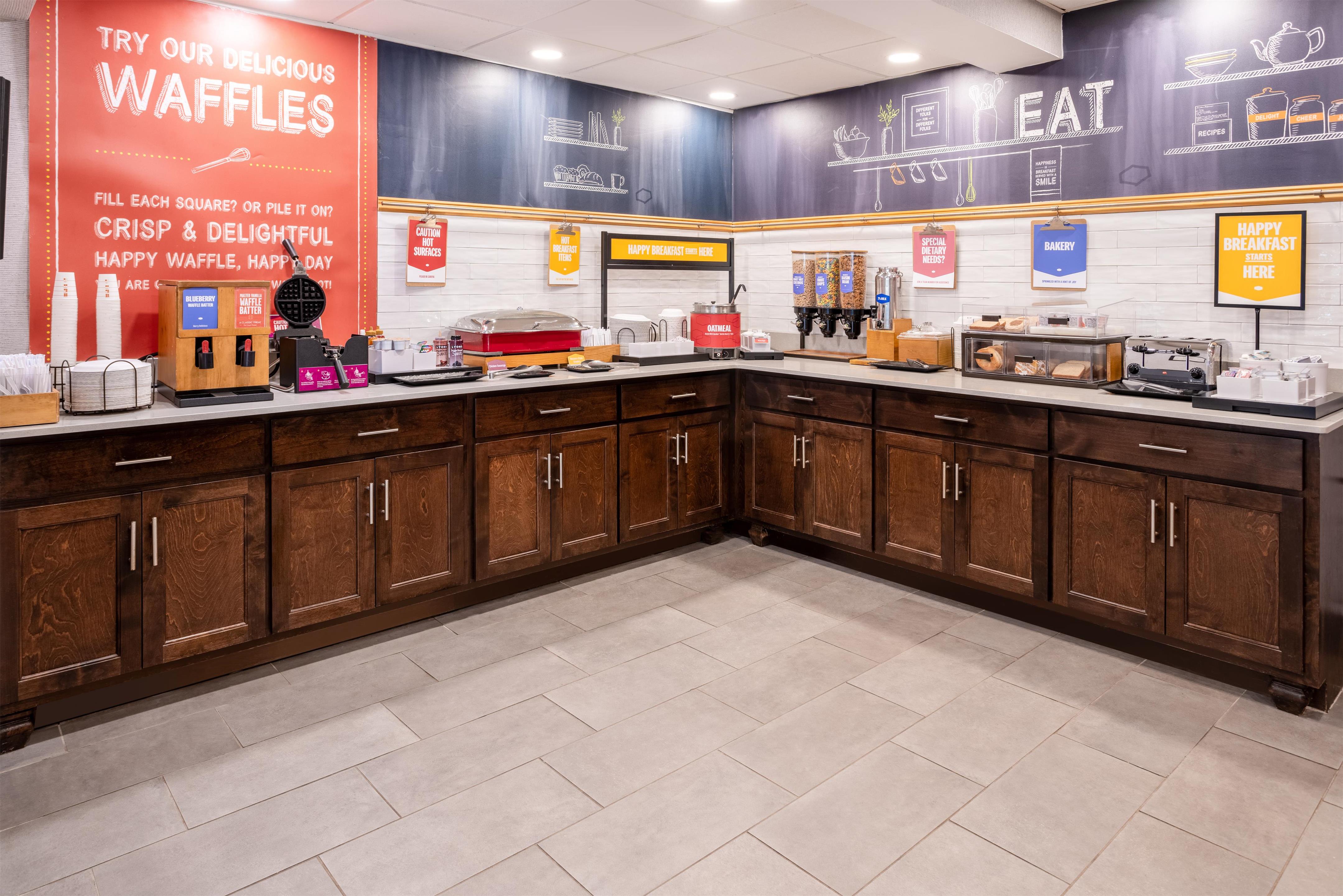 Breakfast Area | Hampton Inn Commerce