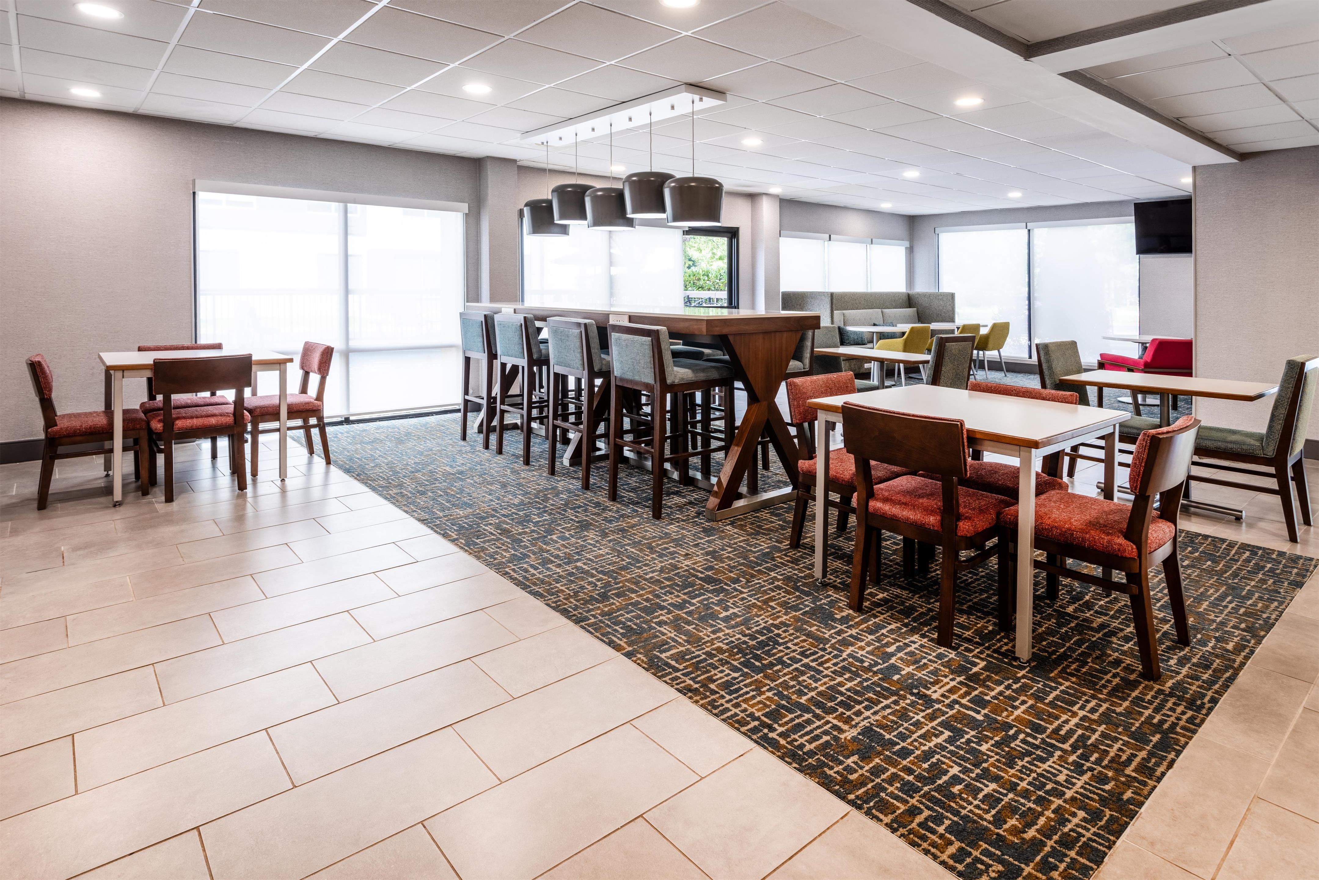 Breakfast Area | Hampton Inn Commerce