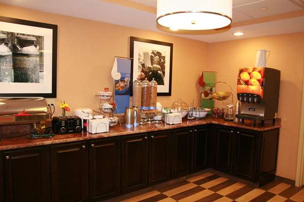 Restaurant - Hampton Inn Commack - I-495, Exits 52 & 53