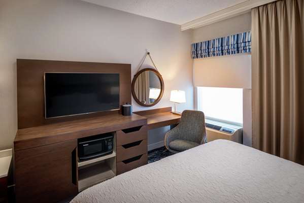  - Hampton Inn Commack - I-495, Exits 52 & 53