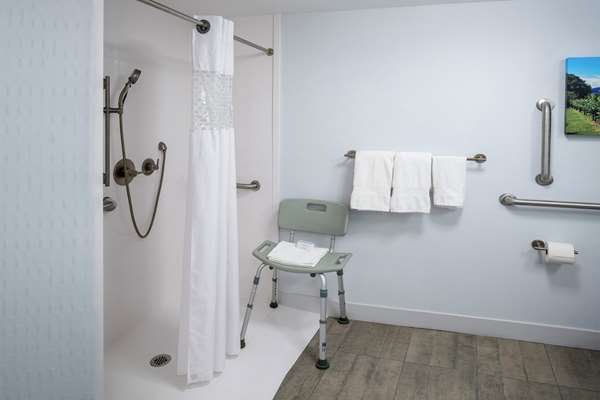  - Hampton Inn Commack - I-495, Exits 52 & 53