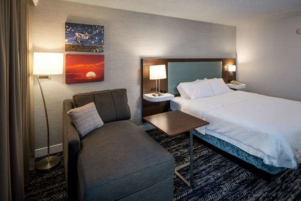  - Hampton Inn Commack - I-495, Exits 52 & 53