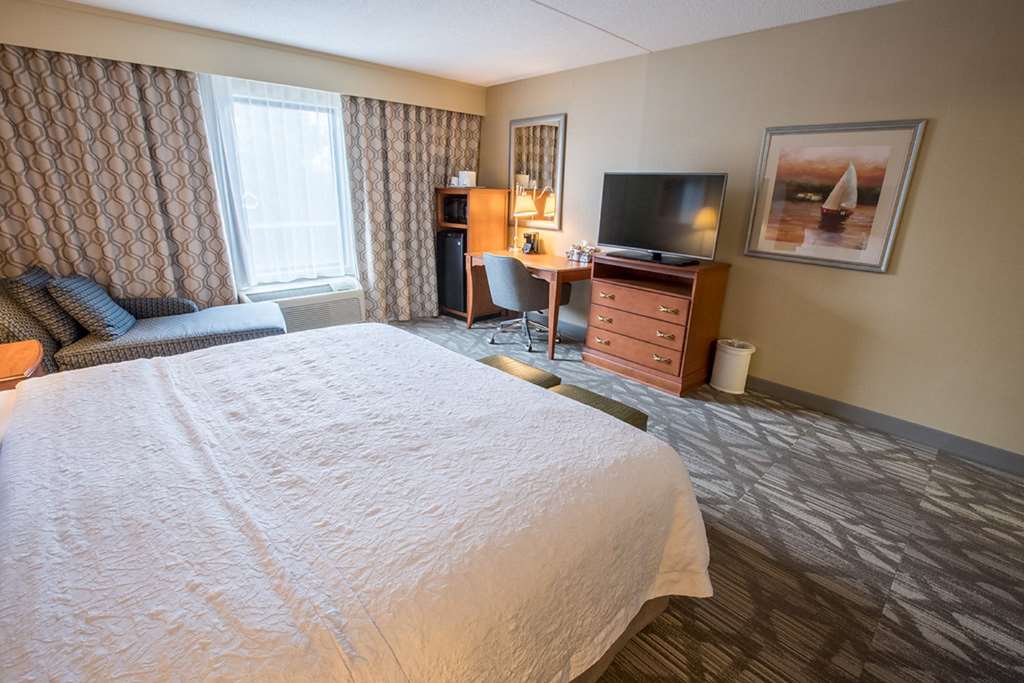 Hampton Inn & Suites by Hilton Tilton Room Type - 1 KING ACC W TUB NON SMOK