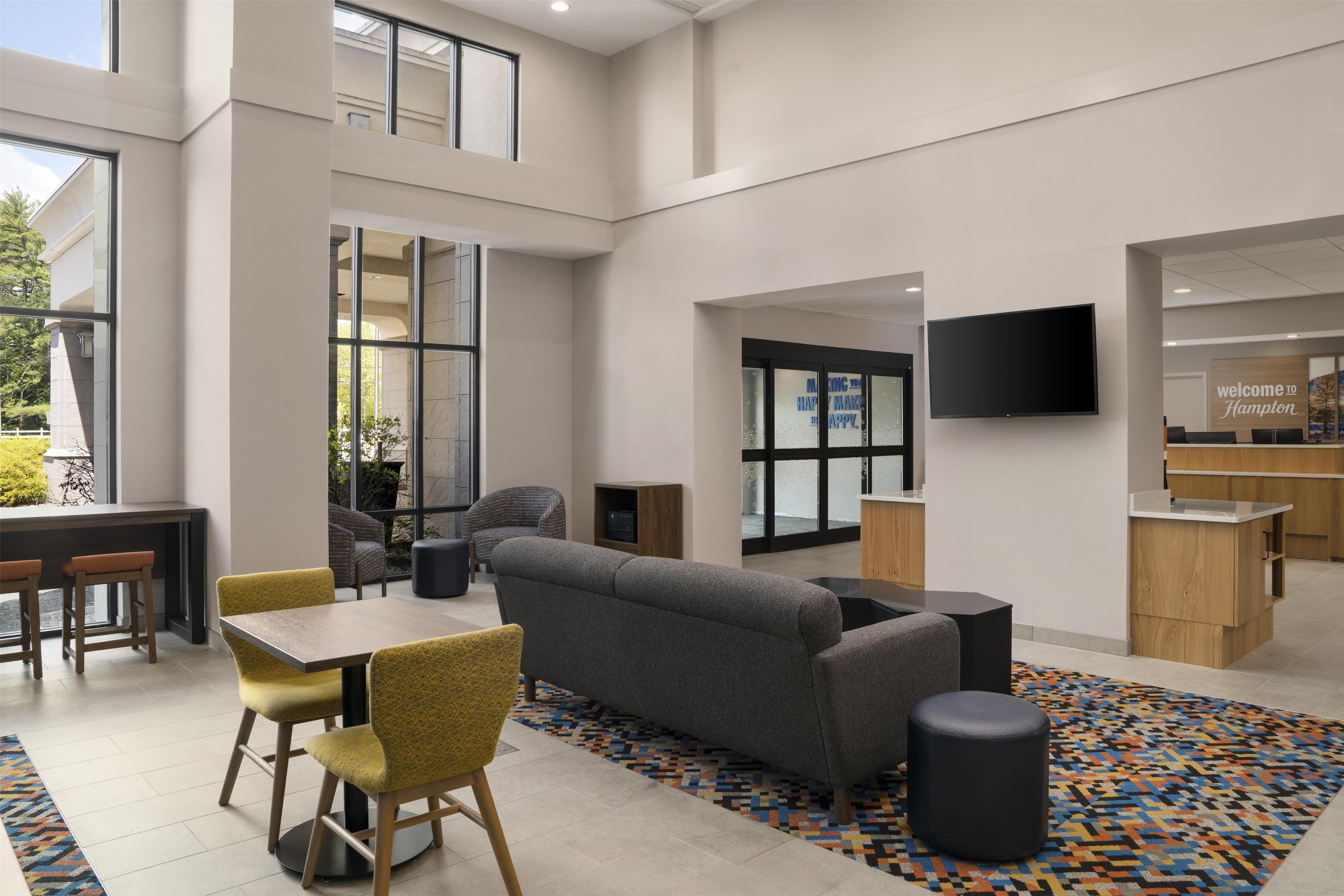 Lobby | Hampton Inn & Suites Tilton