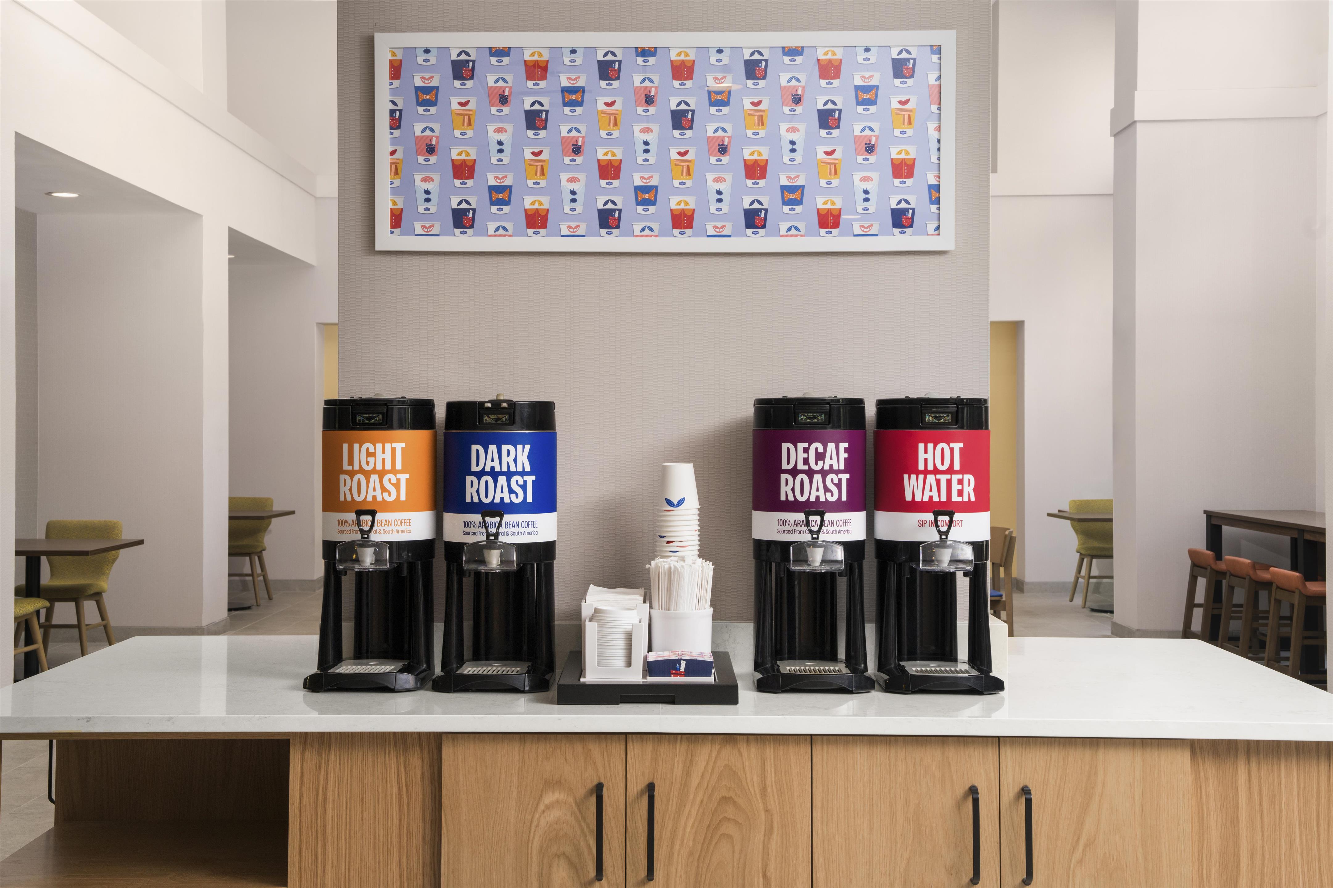Breakfast Area | Hampton Inn & Suites Tilton