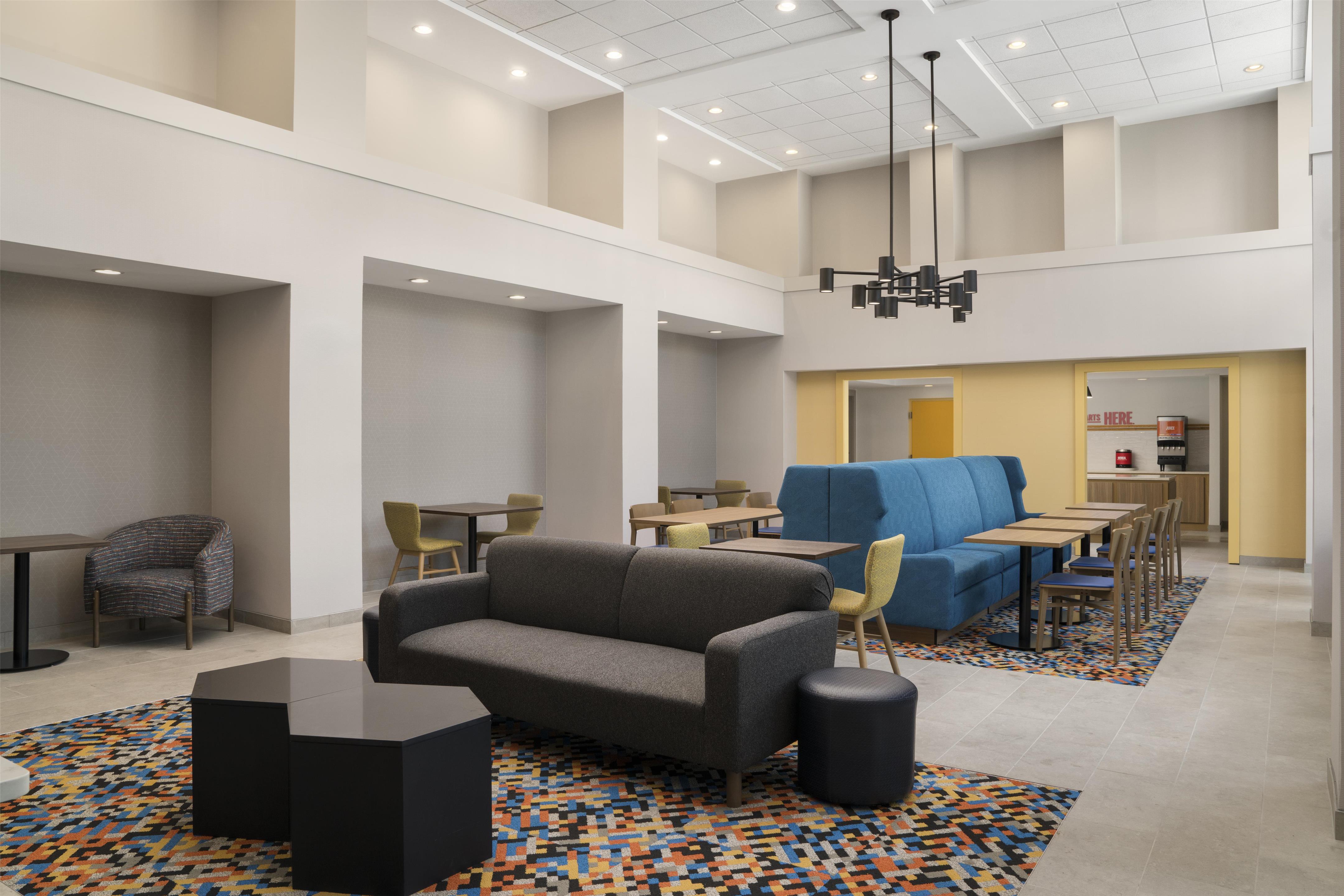 Lobby | Hampton Inn & Suites Tilton