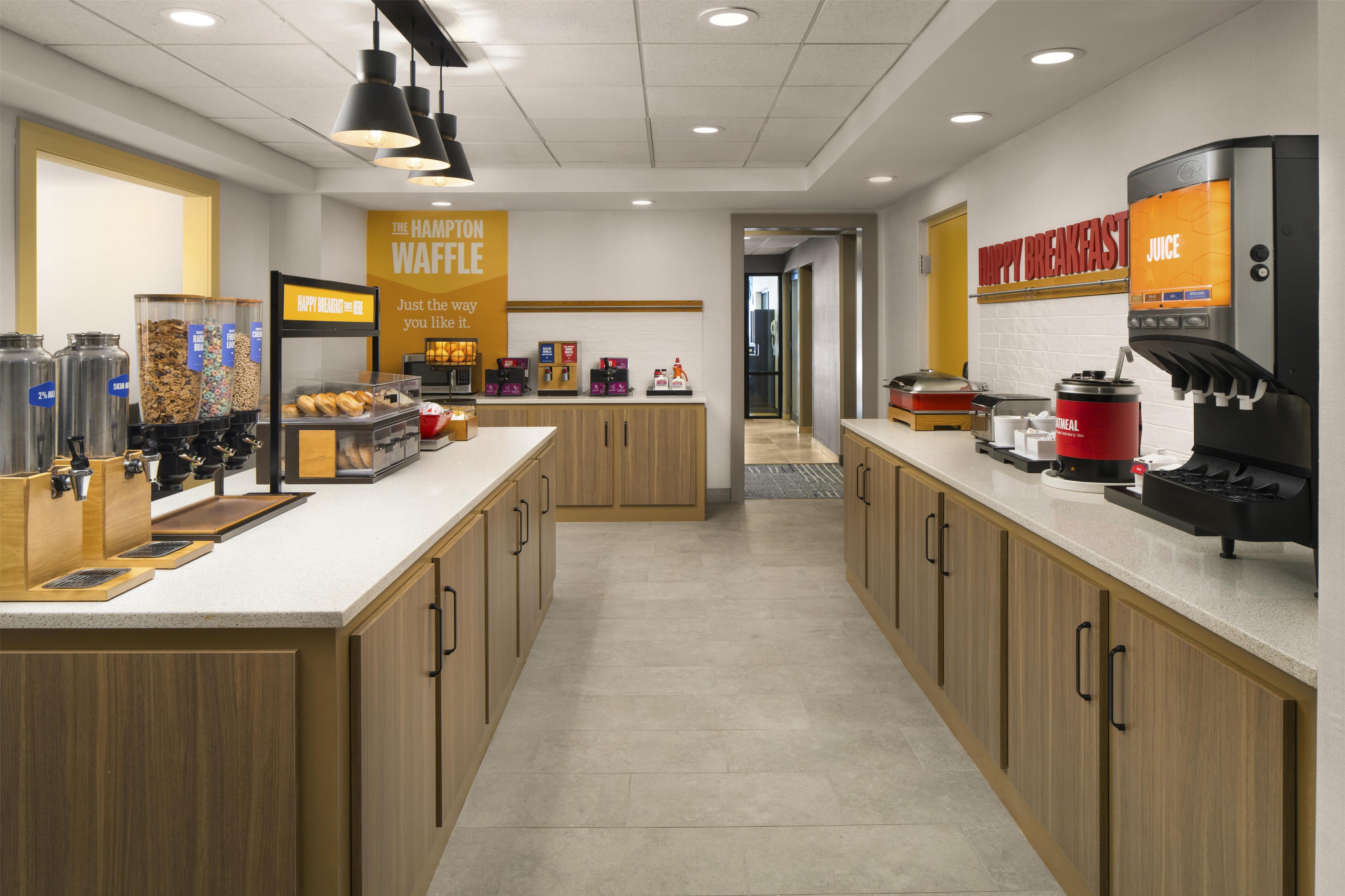 Breakfast Area | Hampton Inn & Suites Tilton
