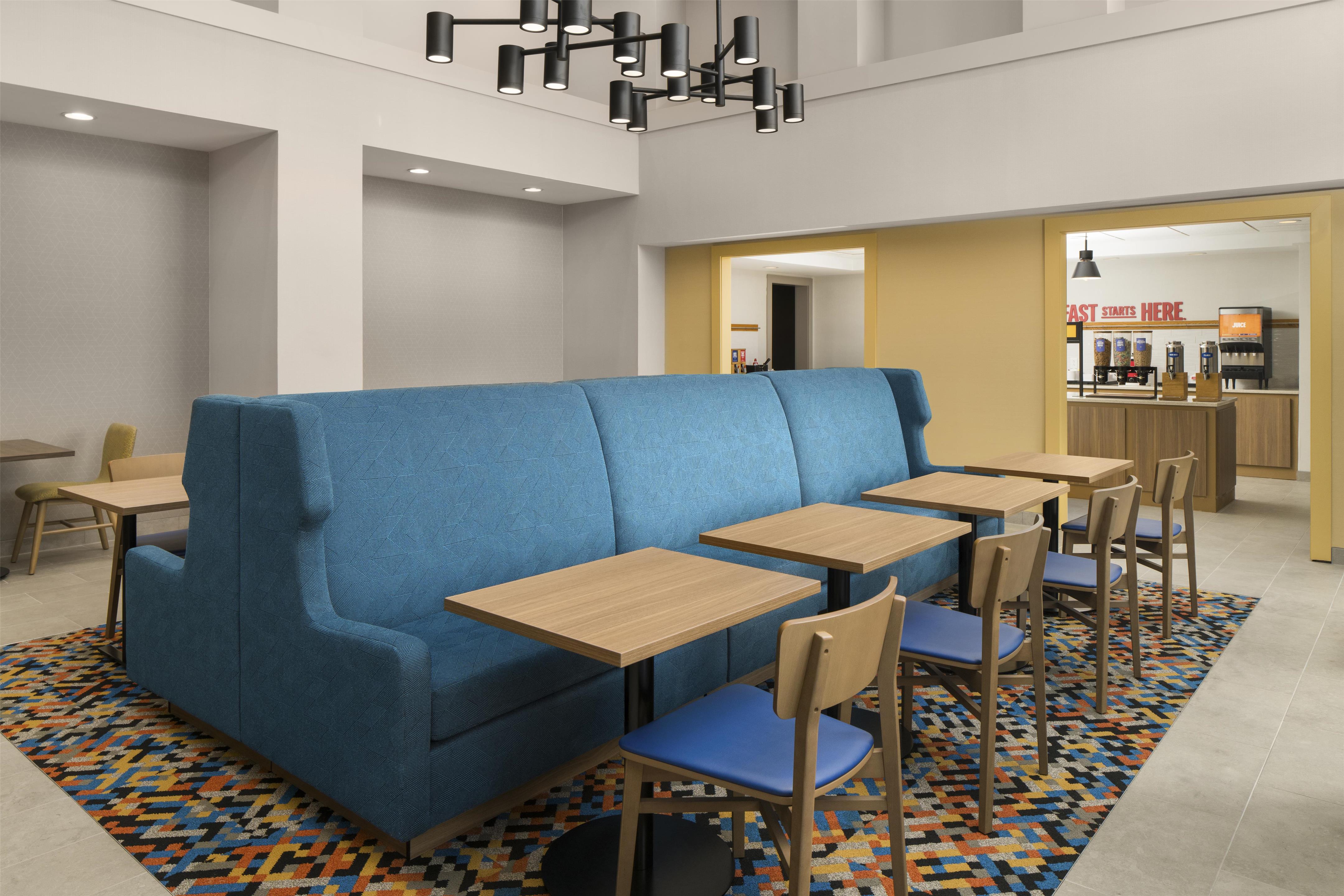 Breakfast Area | Hampton Inn & Suites Tilton