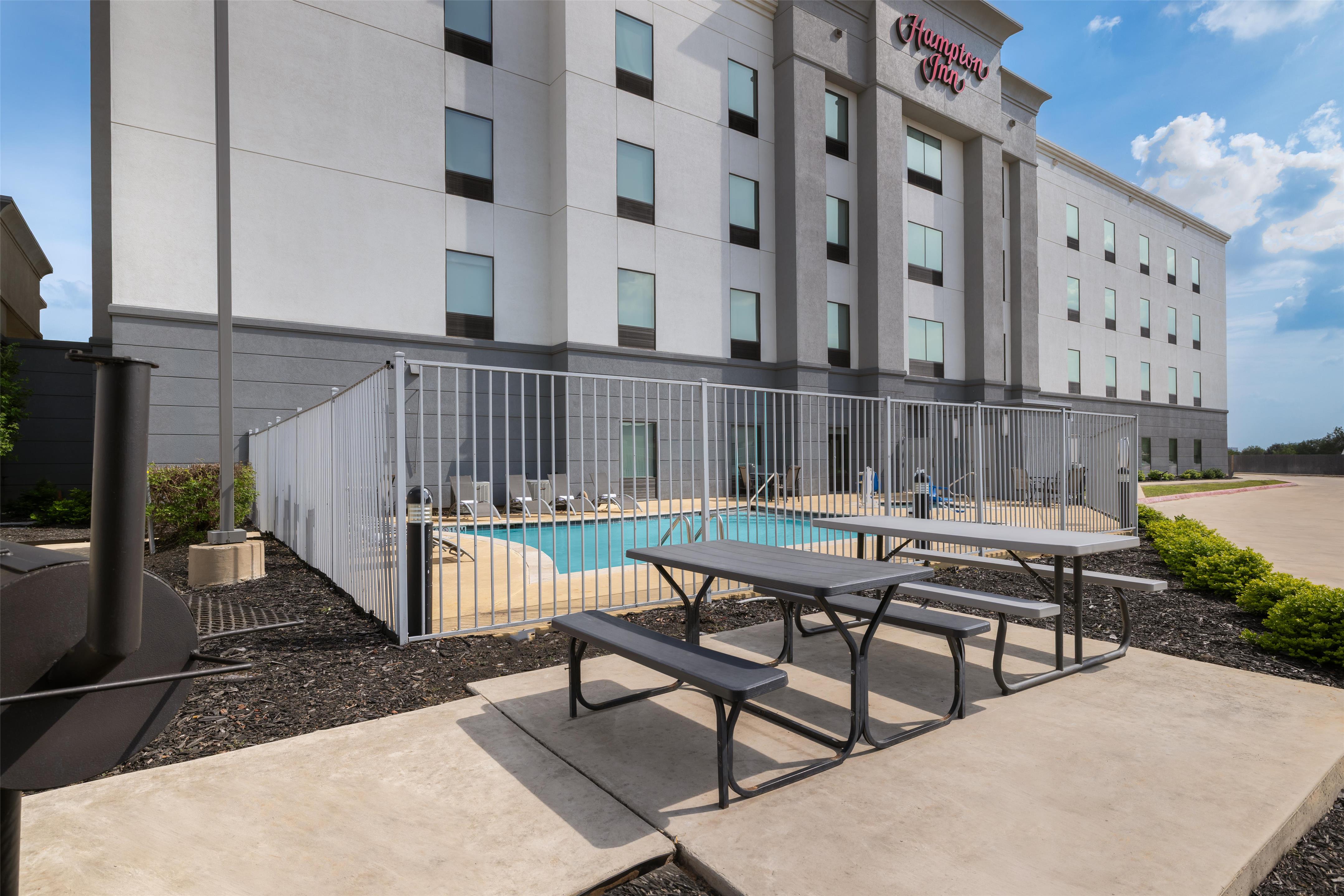 Pool | Hampton Inn Cotulla