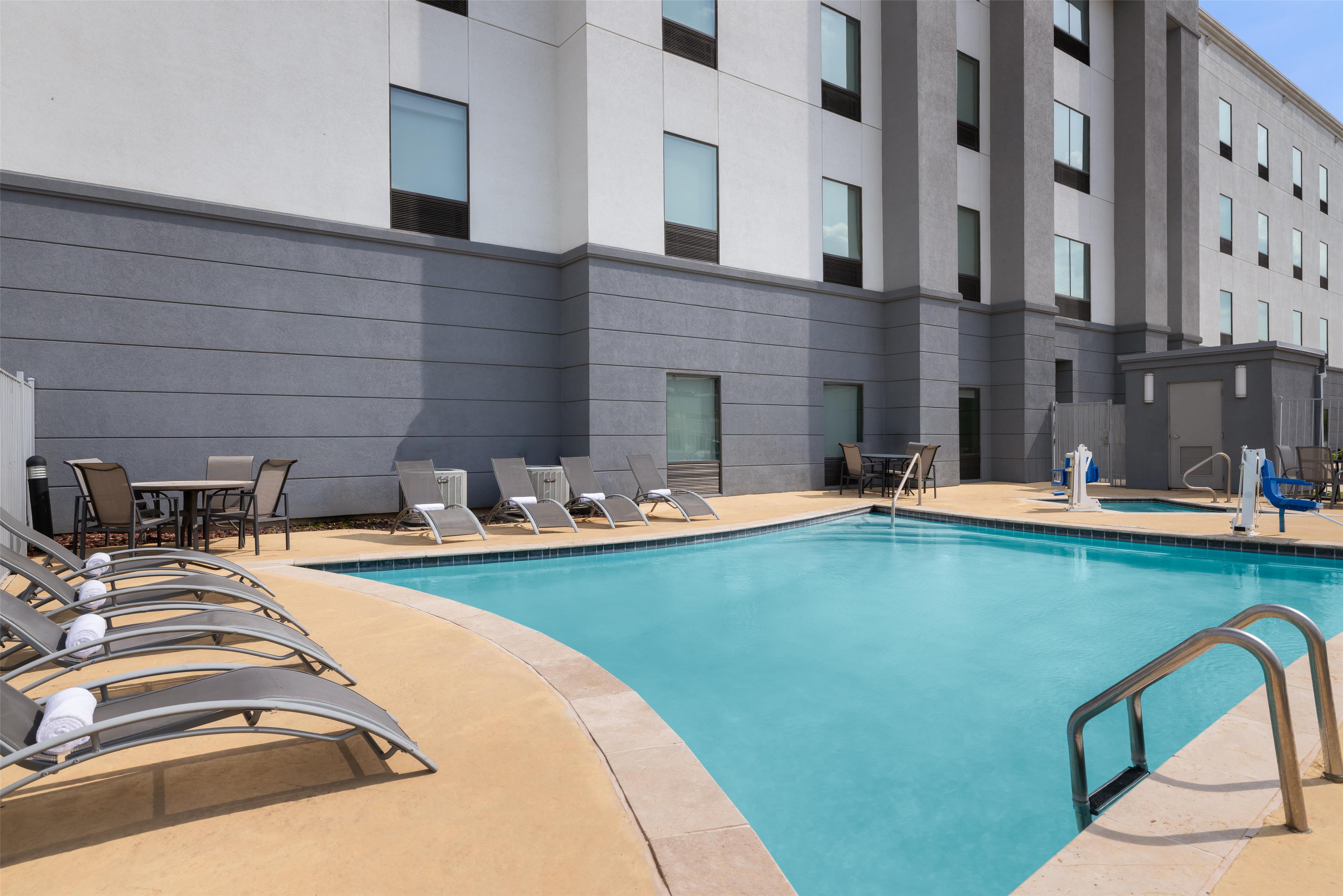 Pool | Hampton Inn Cotulla
