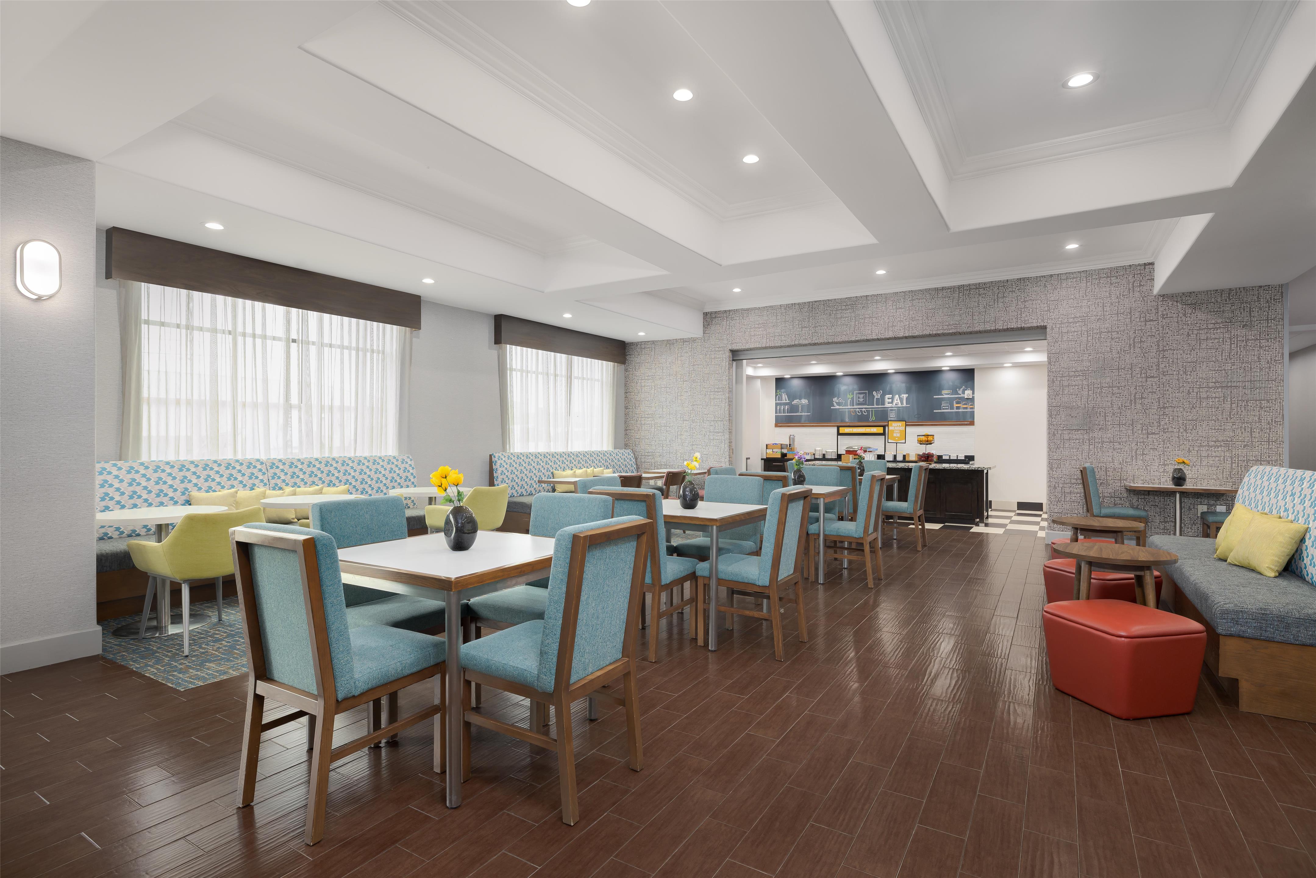 Breakfast Area | Hampton Inn Cotulla