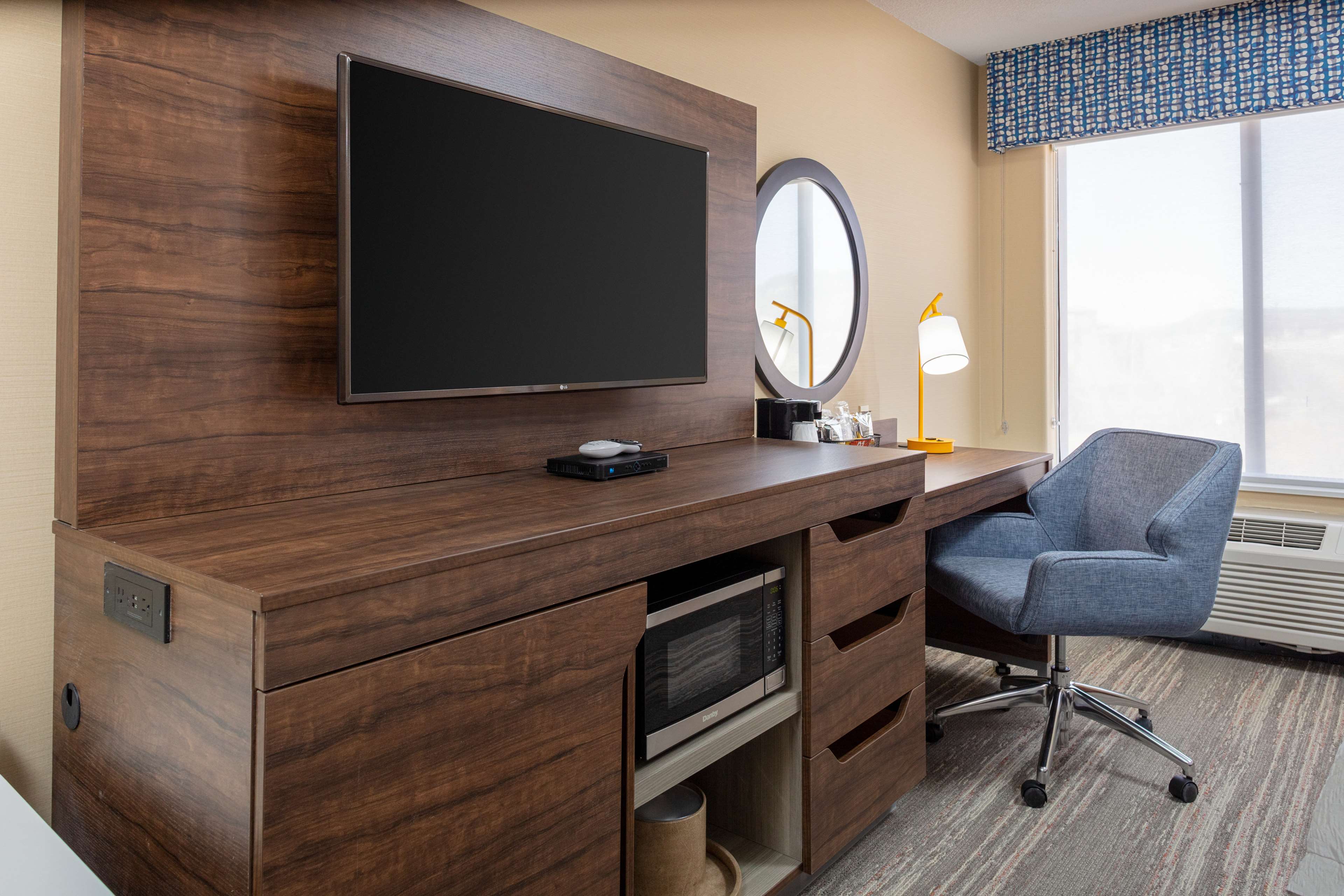 Hampton Inn by Hilton CASTLE ROCK - Tap to explore photos