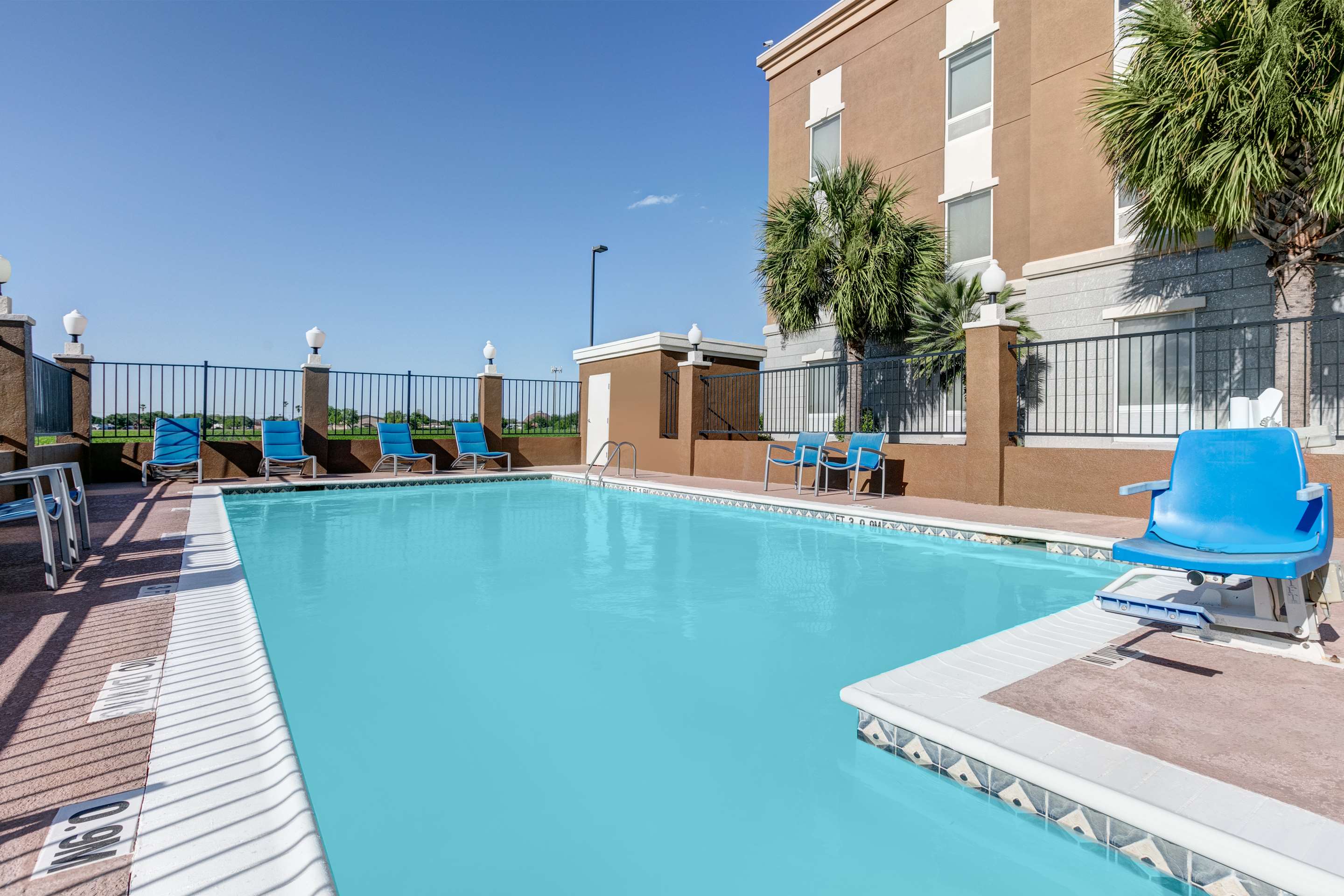 Pool | Hampton Inn Kingsville