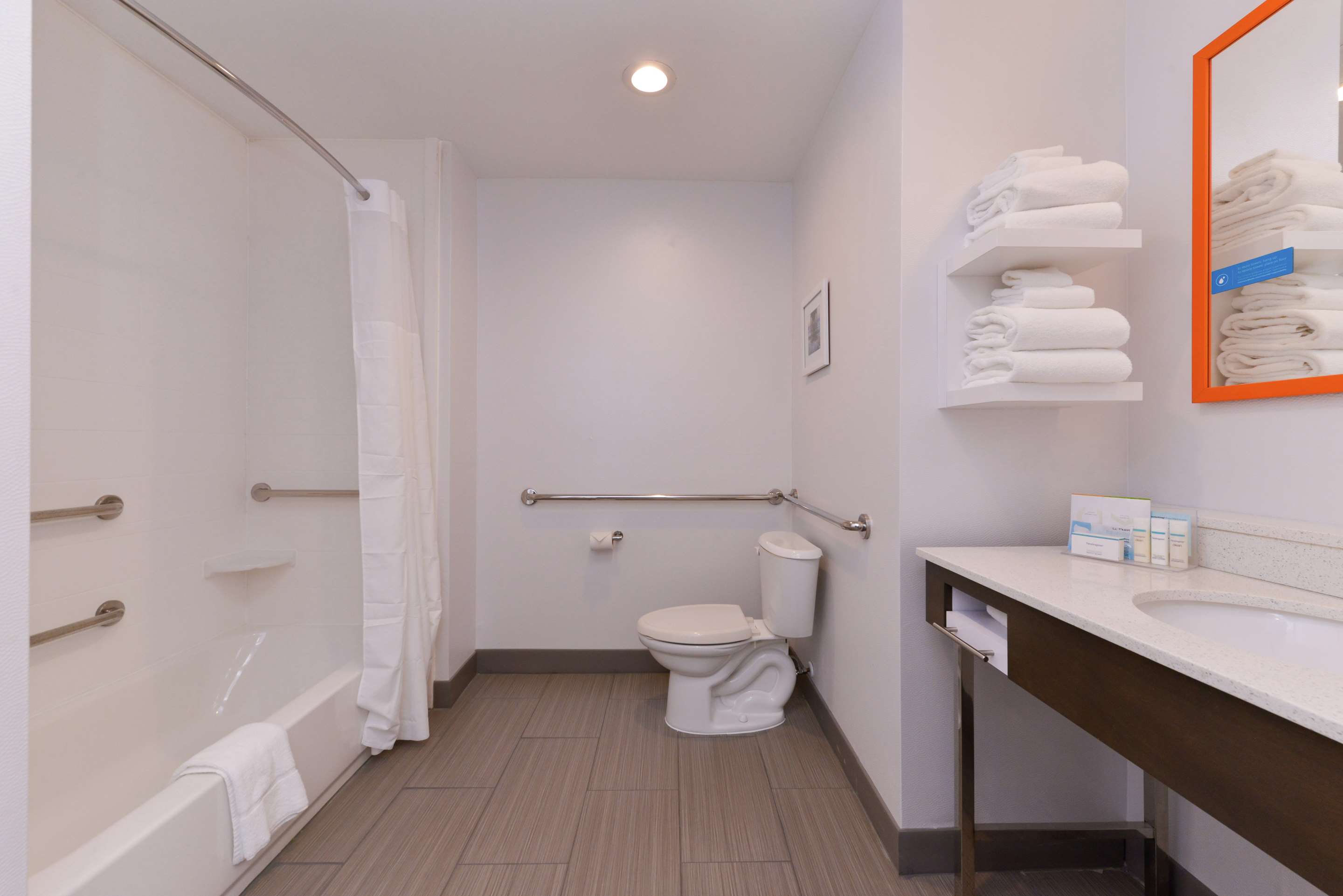 Guest room bath