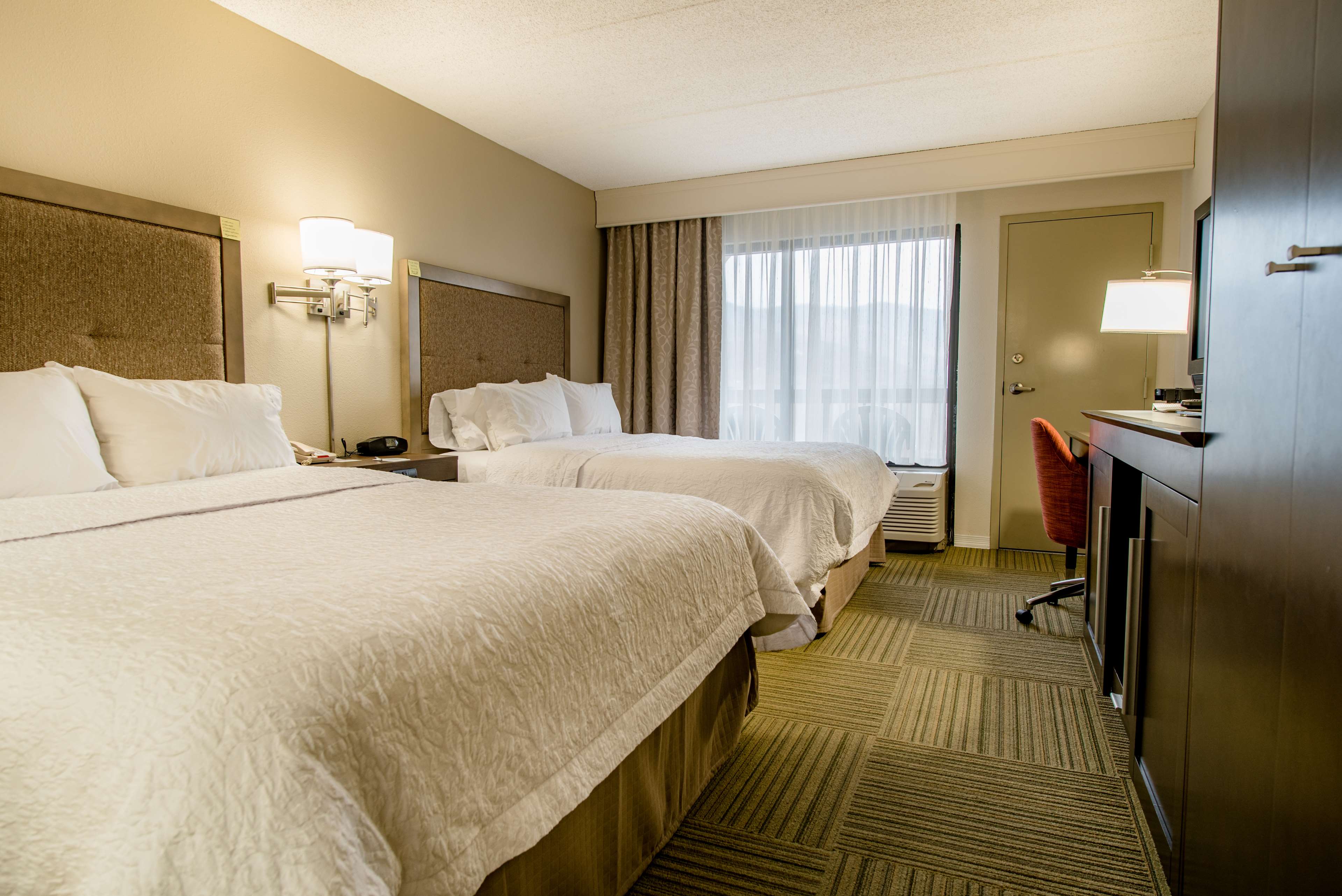 Hampton Inn Caryville Room Type - 2 QNS MTN VW MIC FRG NS