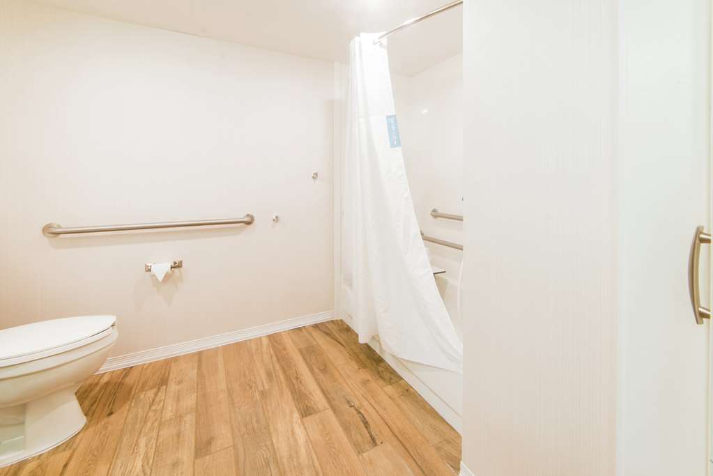 Hampton Inn Caryville-guestroom-Guest Room,Bathroom,On-Site.jpg