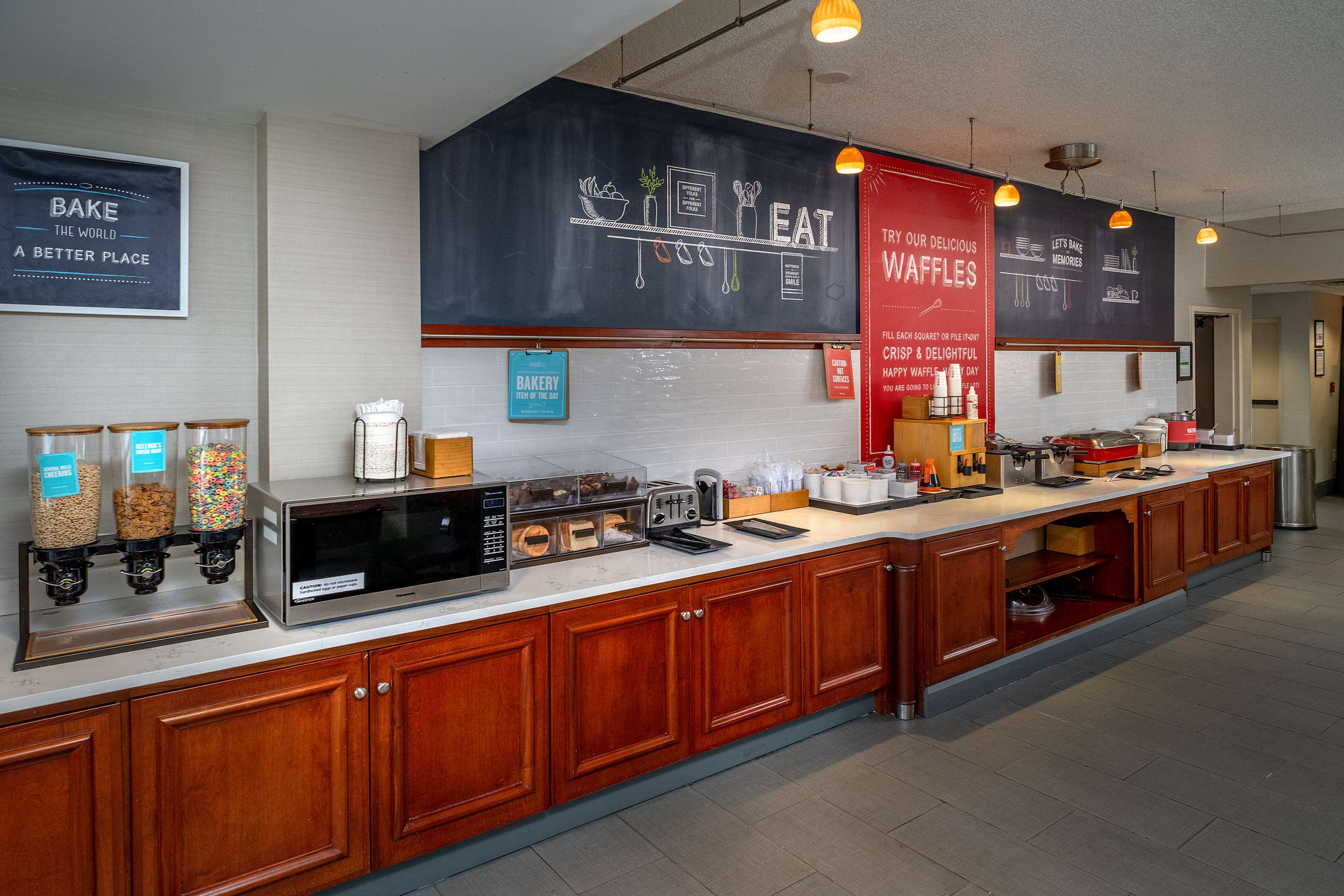 Breakfast Area | Hampton Inn Charleston-Downtown