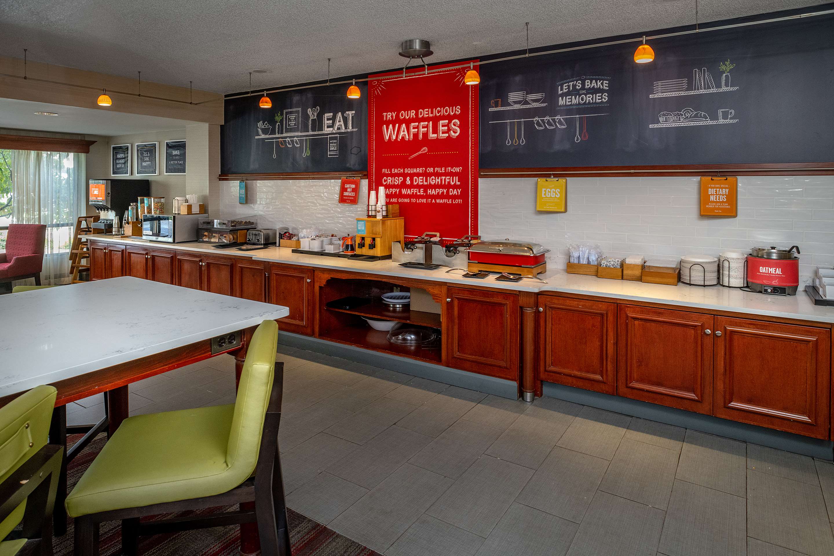 Breakfast Area | Hampton Inn Charleston-Downtown
