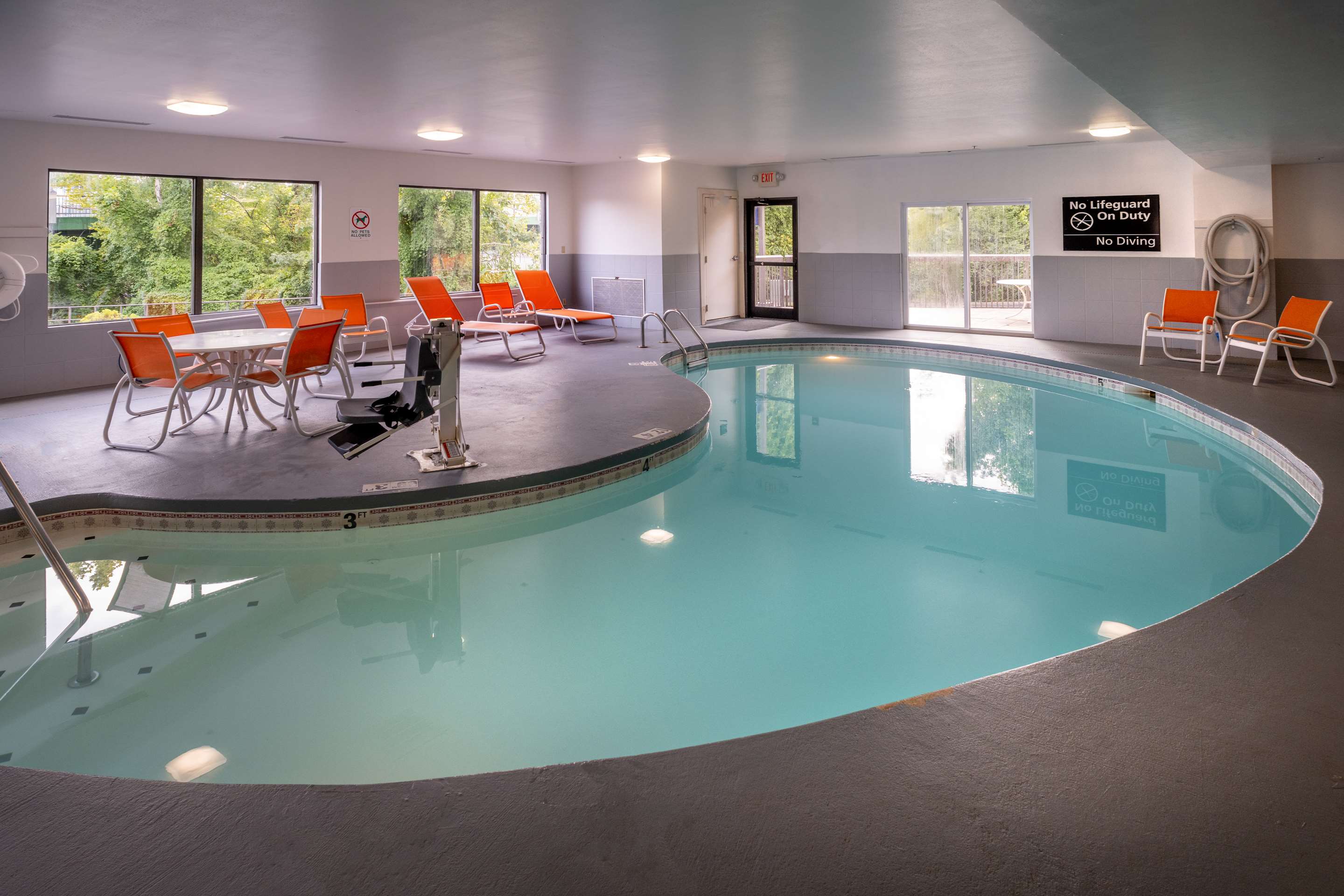Pool | Hampton Inn Charleston-Downtown