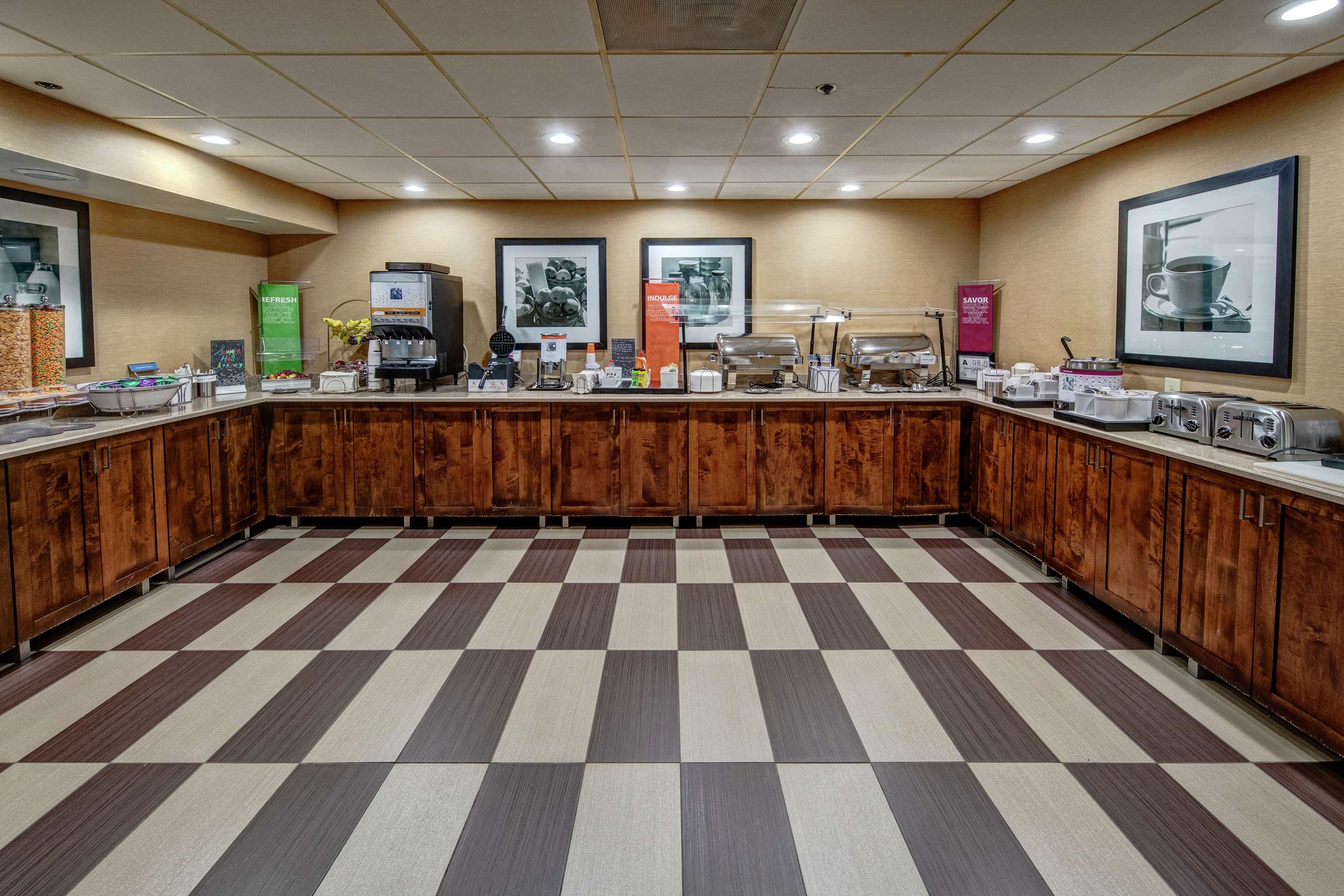 Breakfast Area | Hampton Inn Raleigh/Cary