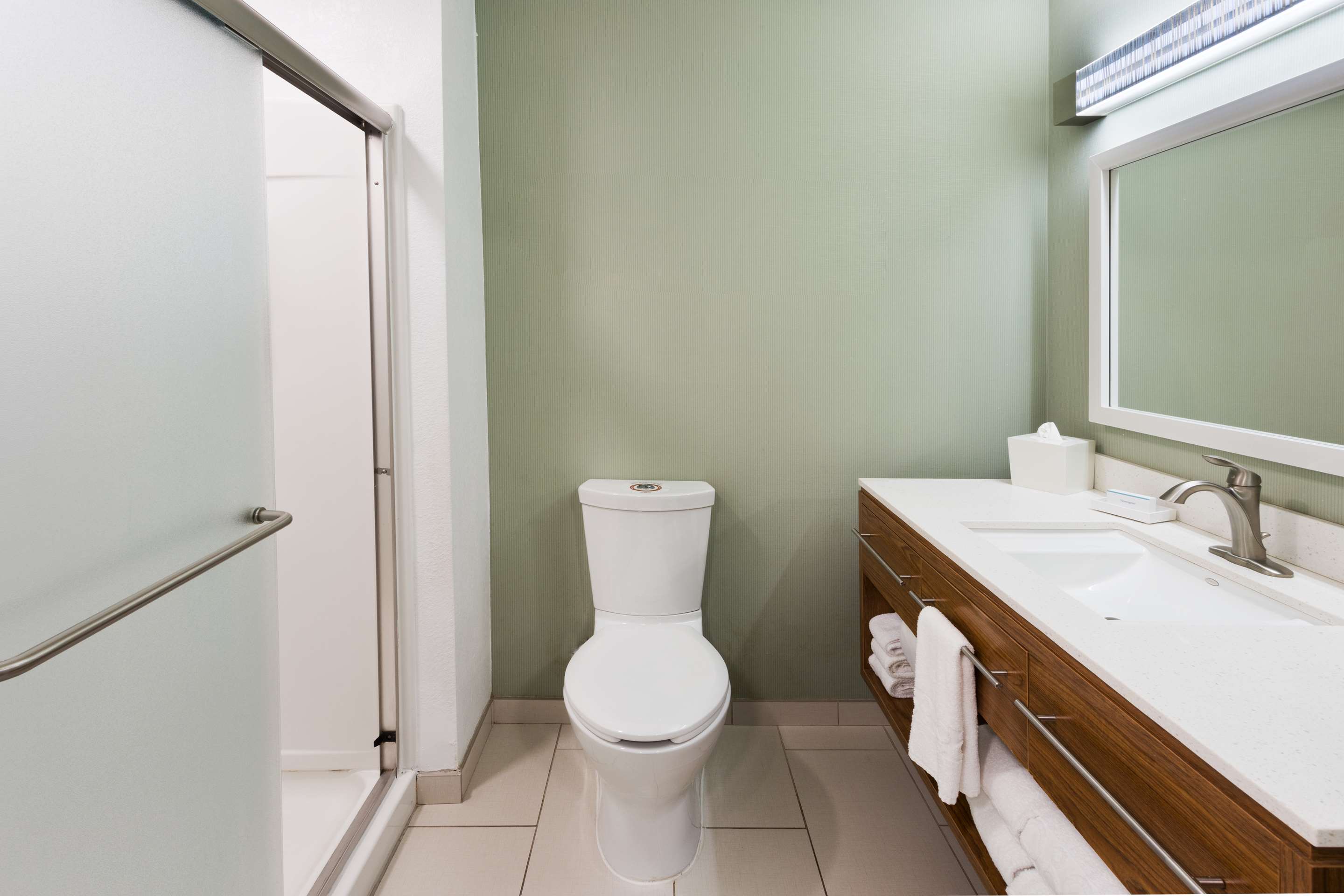 Guest room bath
