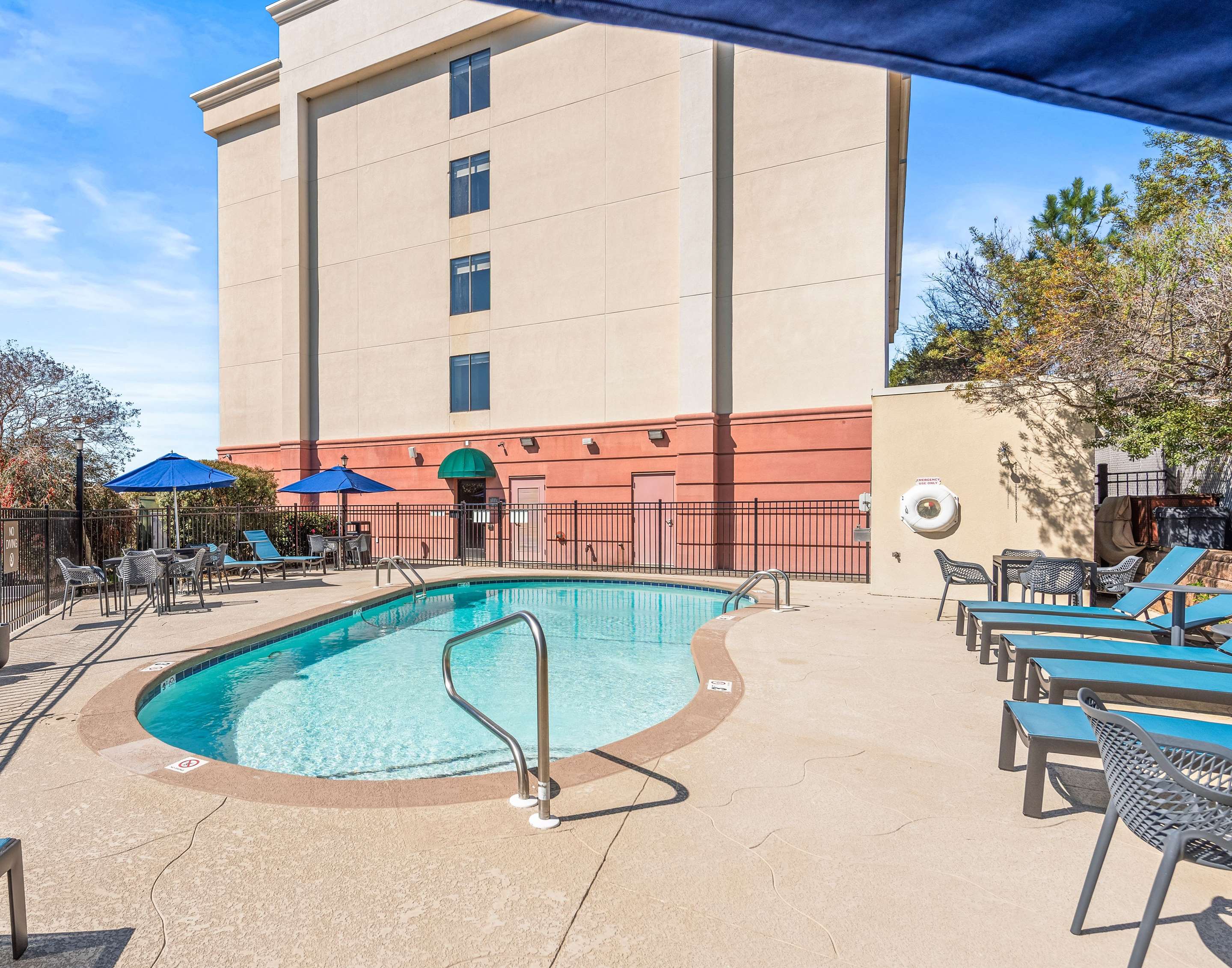 Pool | Hampton Inn Columbus-North