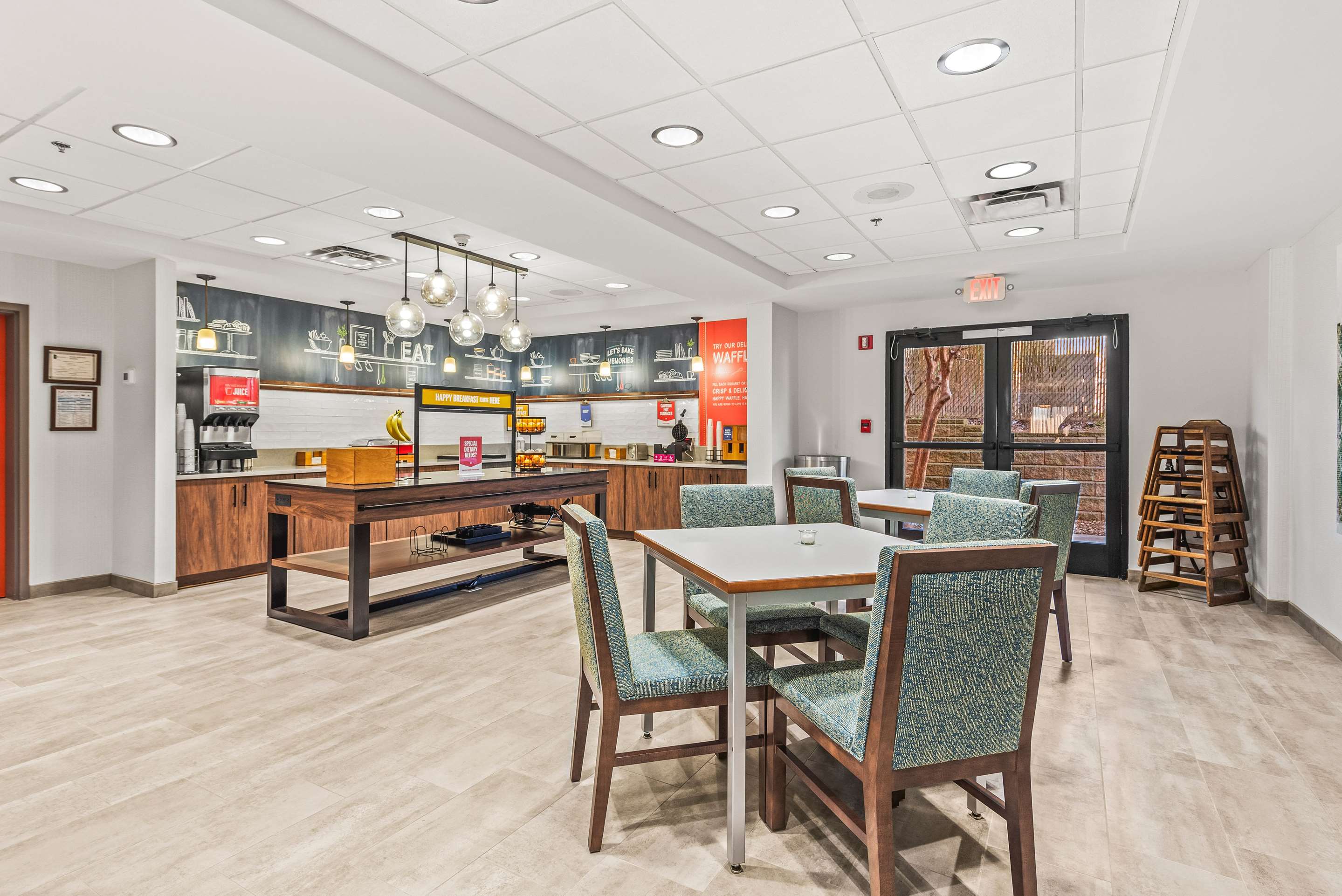 Breakfast Area | Hampton Inn Columbus-North
