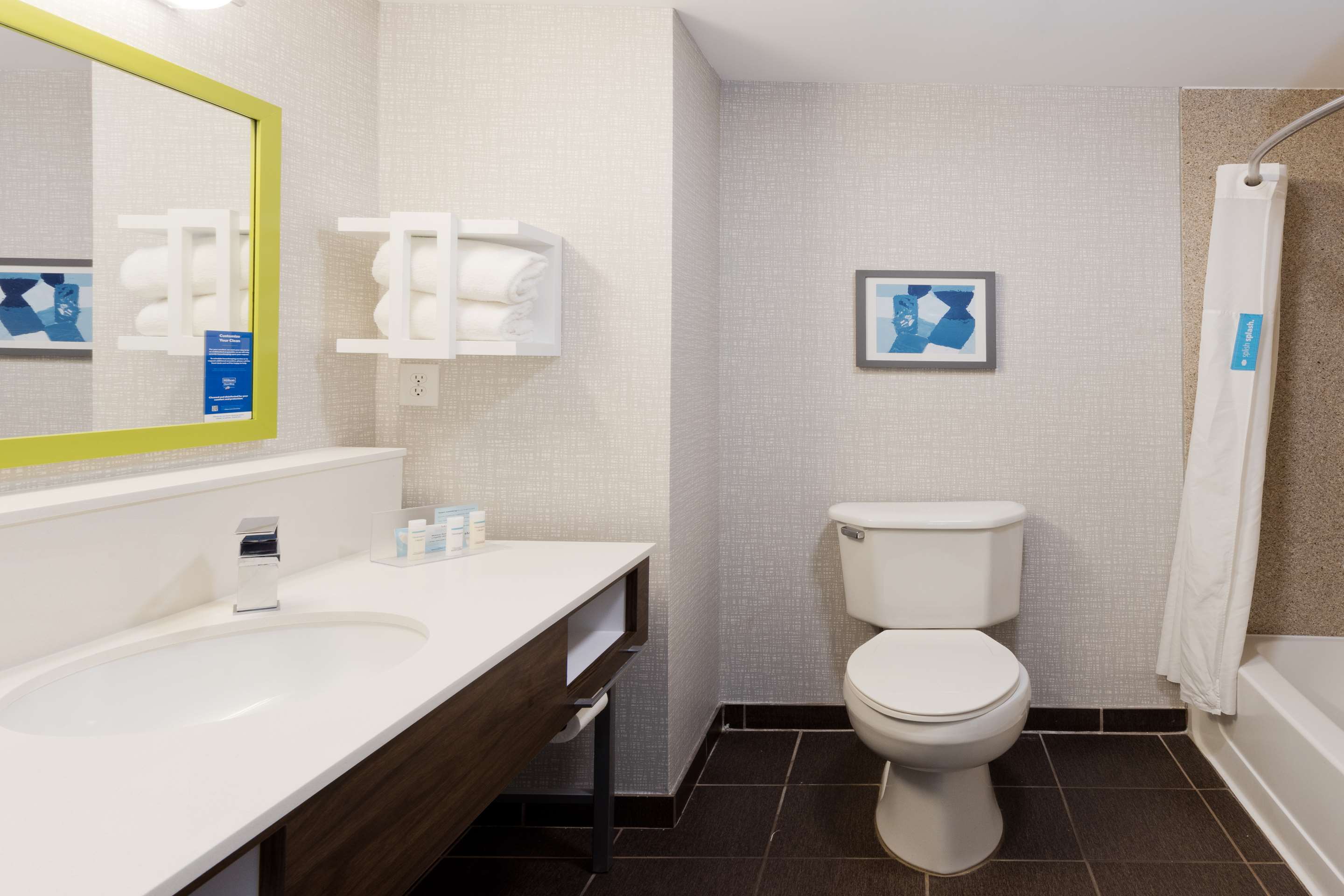 Guest room bath