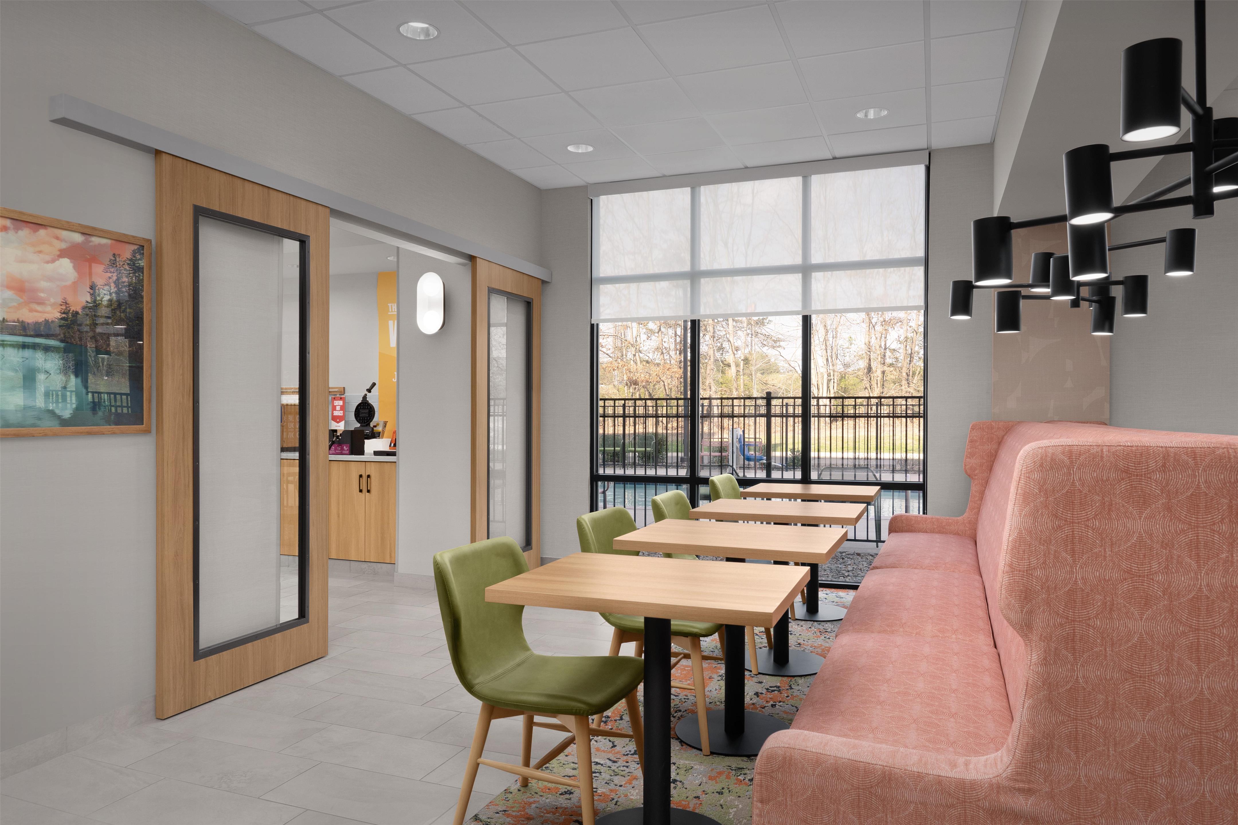 Breakfast Area | Hampton Inn Crossville