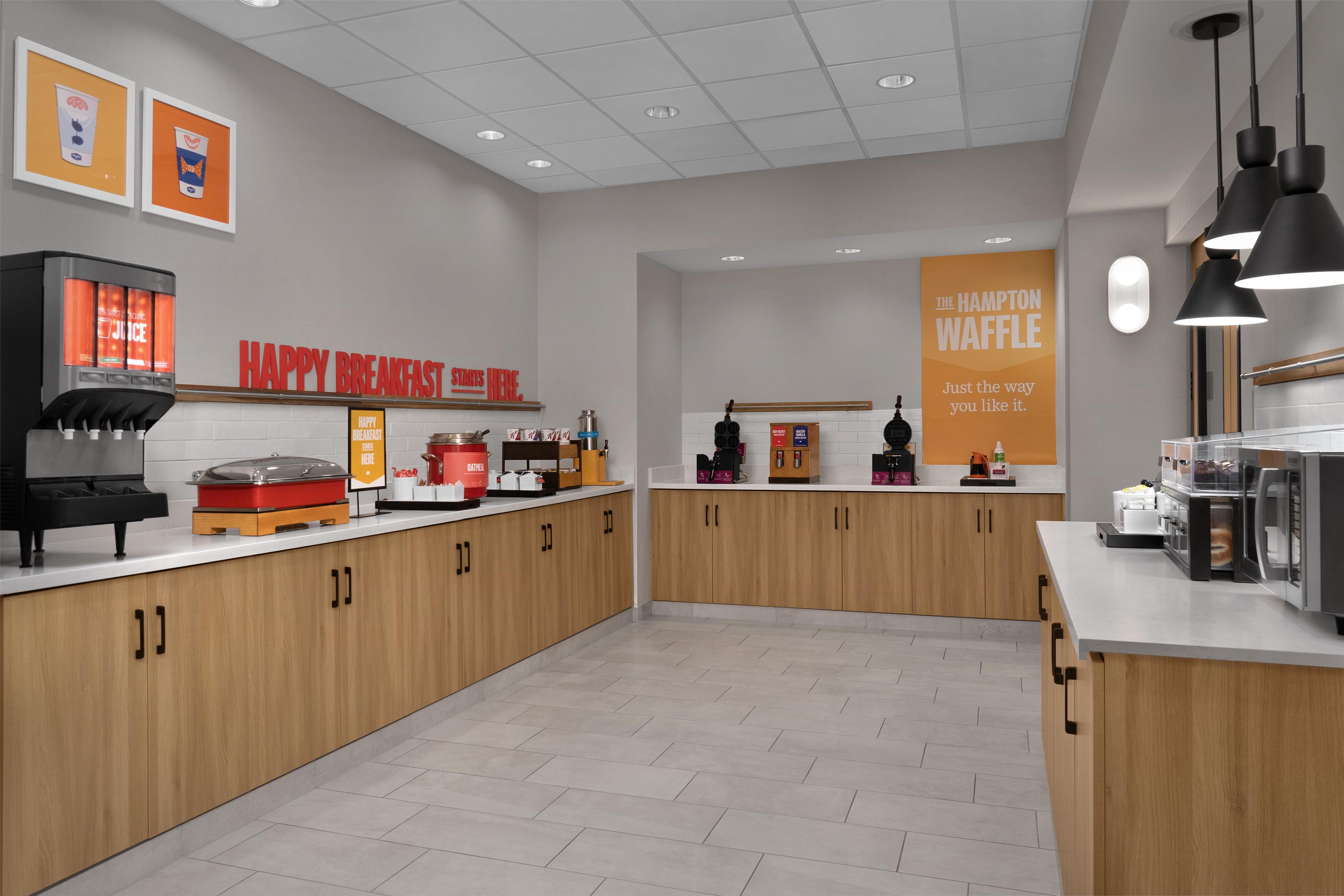 Breakfast Area | Hampton Inn Crossville