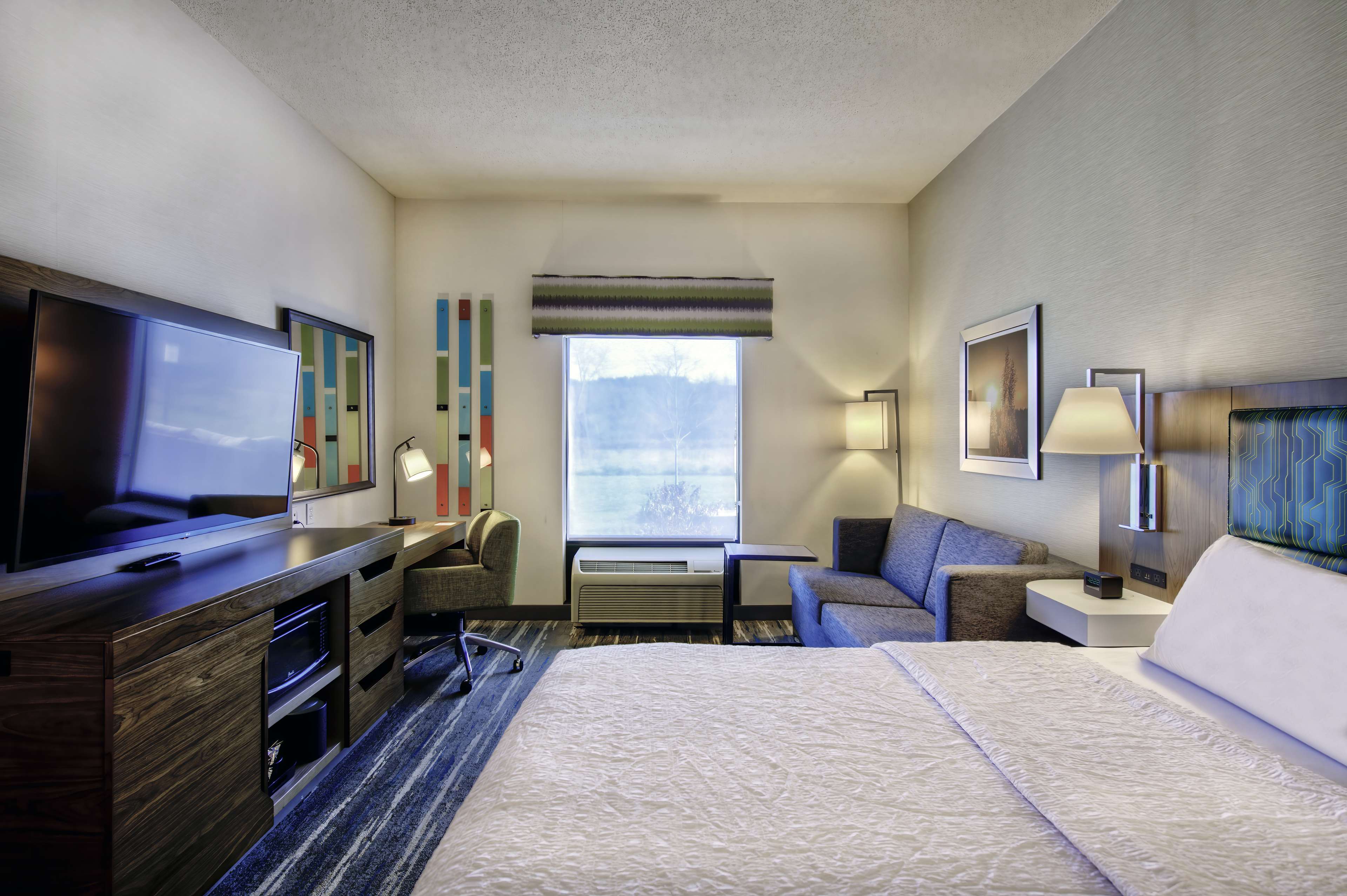 Hampton Inn by Hilton Cortland Room Type - 1 KING BED STUDY NONSMOK