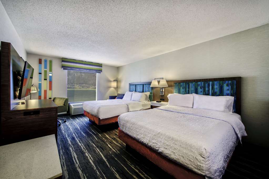 Hampton Inn by Hilton Cortland Room Type - 2 QNS ACCESSIBLE W TUB NS