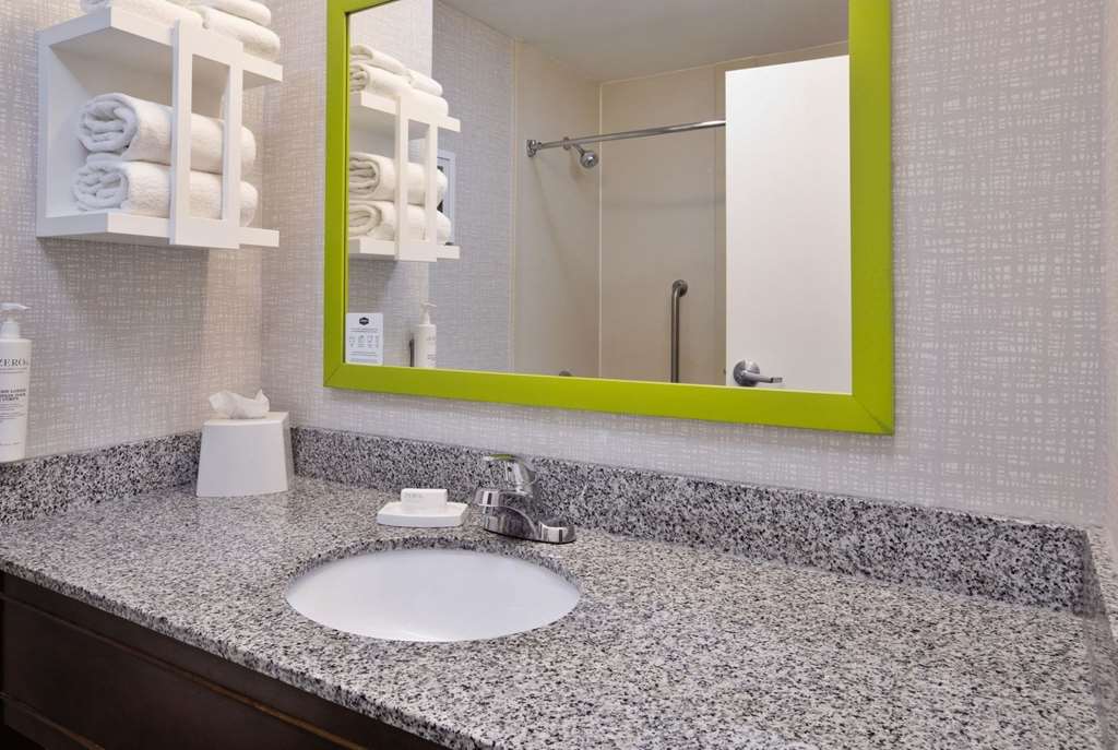 Hampton Inn Cincinnati, NW/Fairfield-guestroom-Guest Room,Bathroom,On-Site.jpg