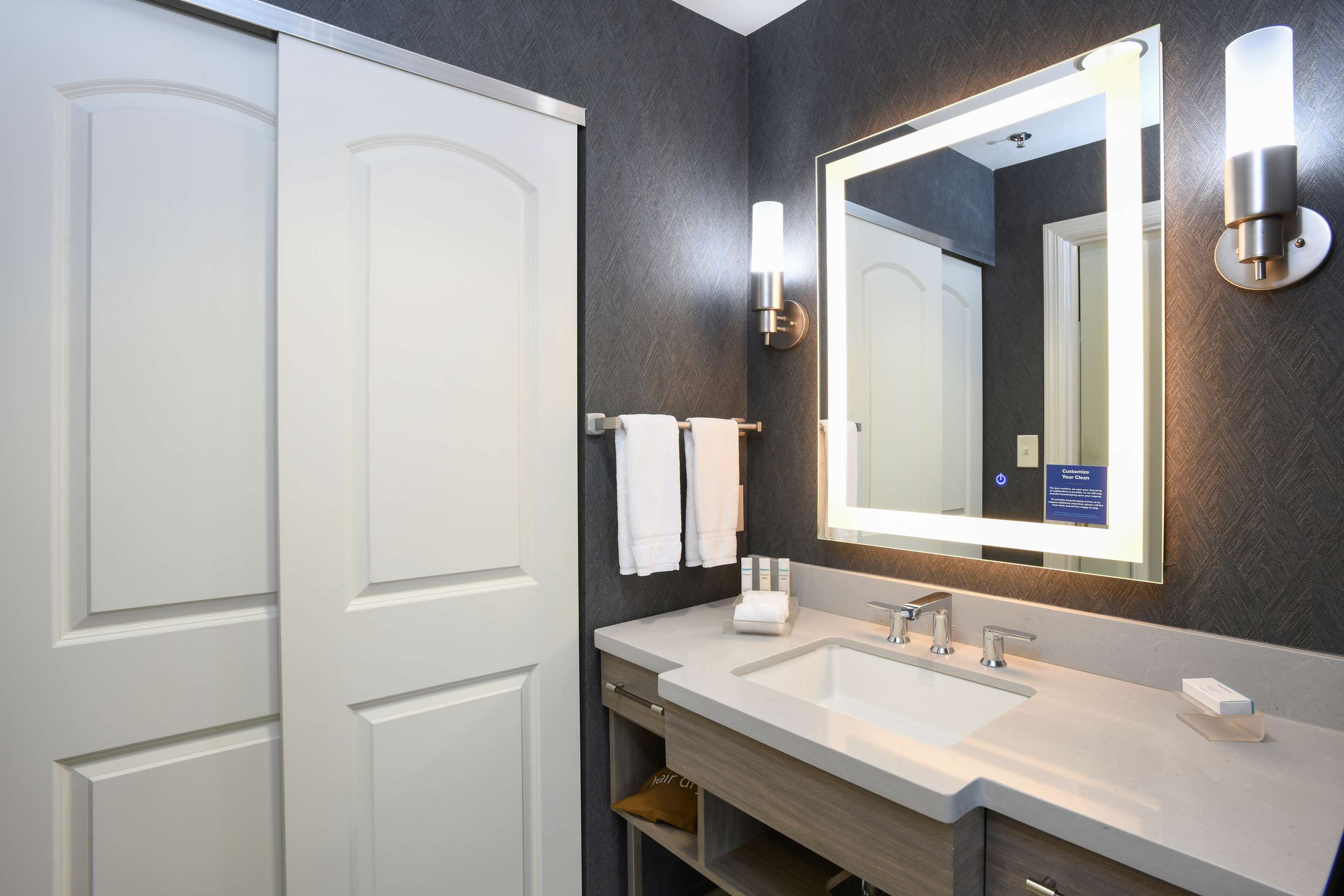 Guest room bath