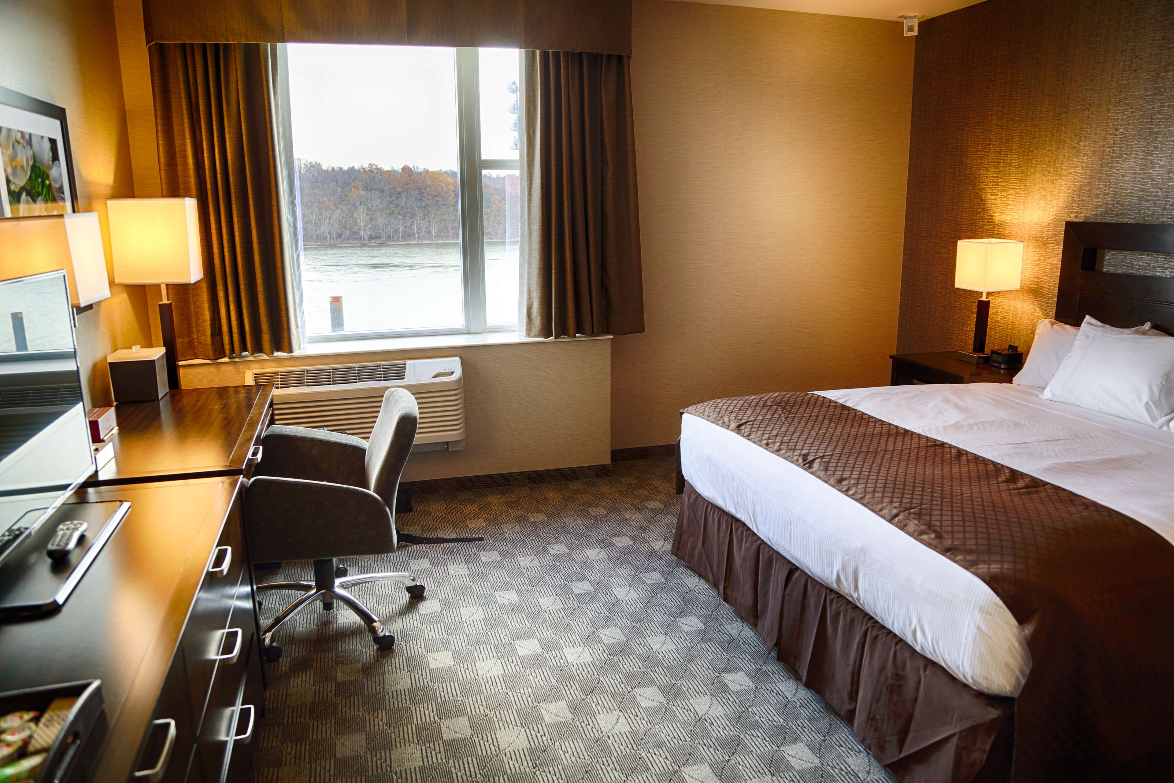 DoubleTree by Hilton Lawrenceburg Room Type - 1KG MOB HEAR ACC RI-SHW