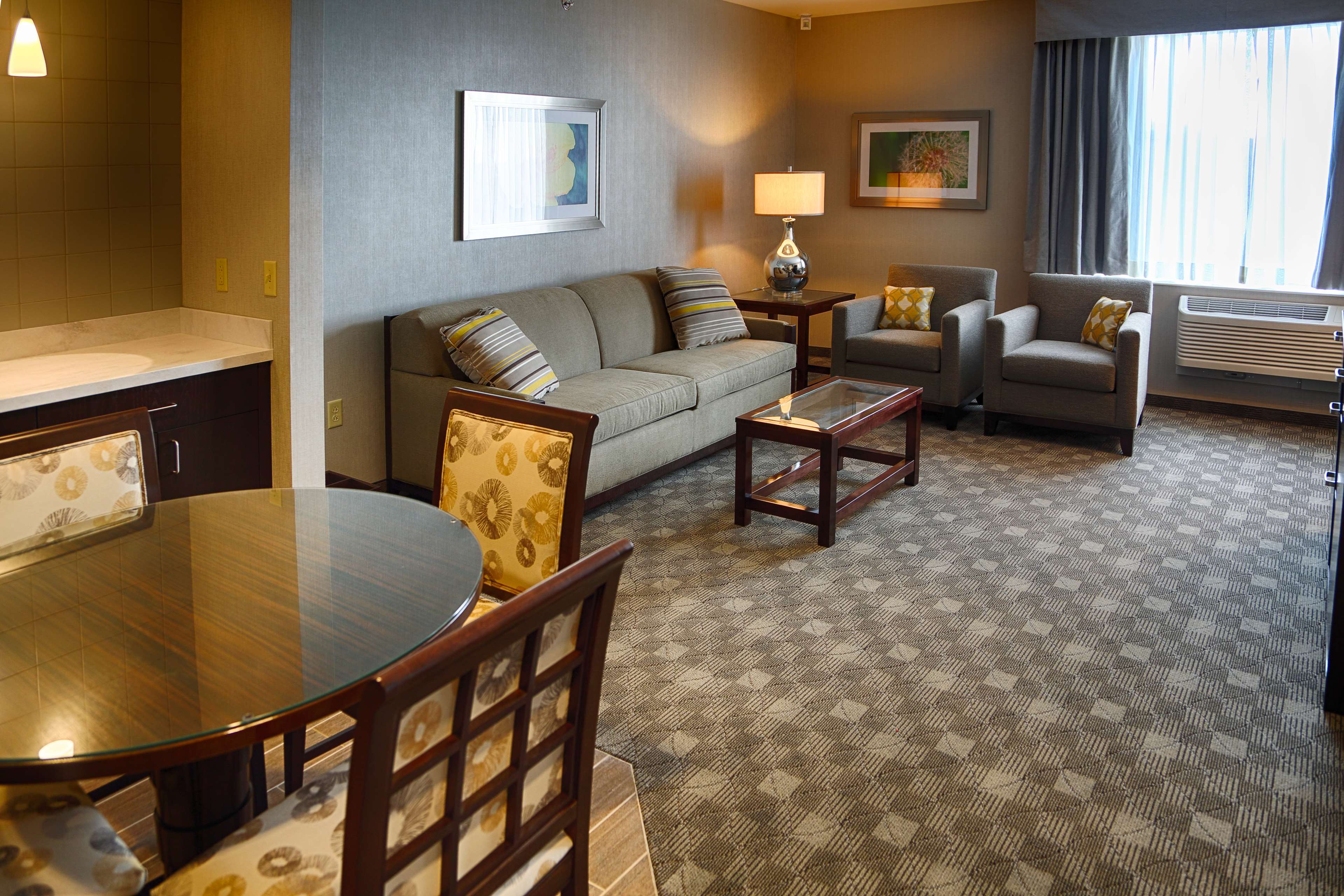 DoubleTree by Hilton Lawrenceburg Room Type - 1KG 2ROOM SUITE CITY VIEW