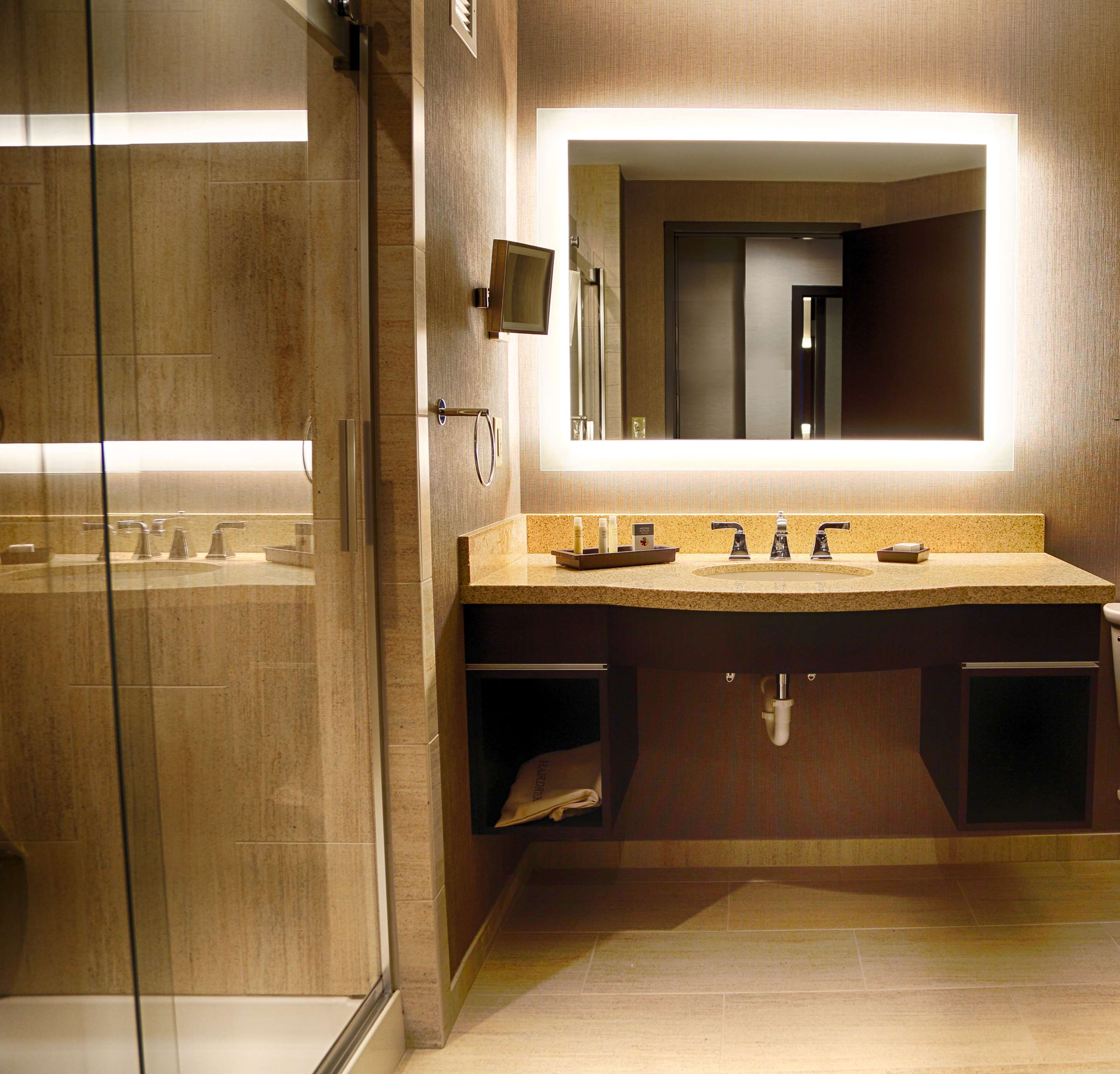 Guest room bath