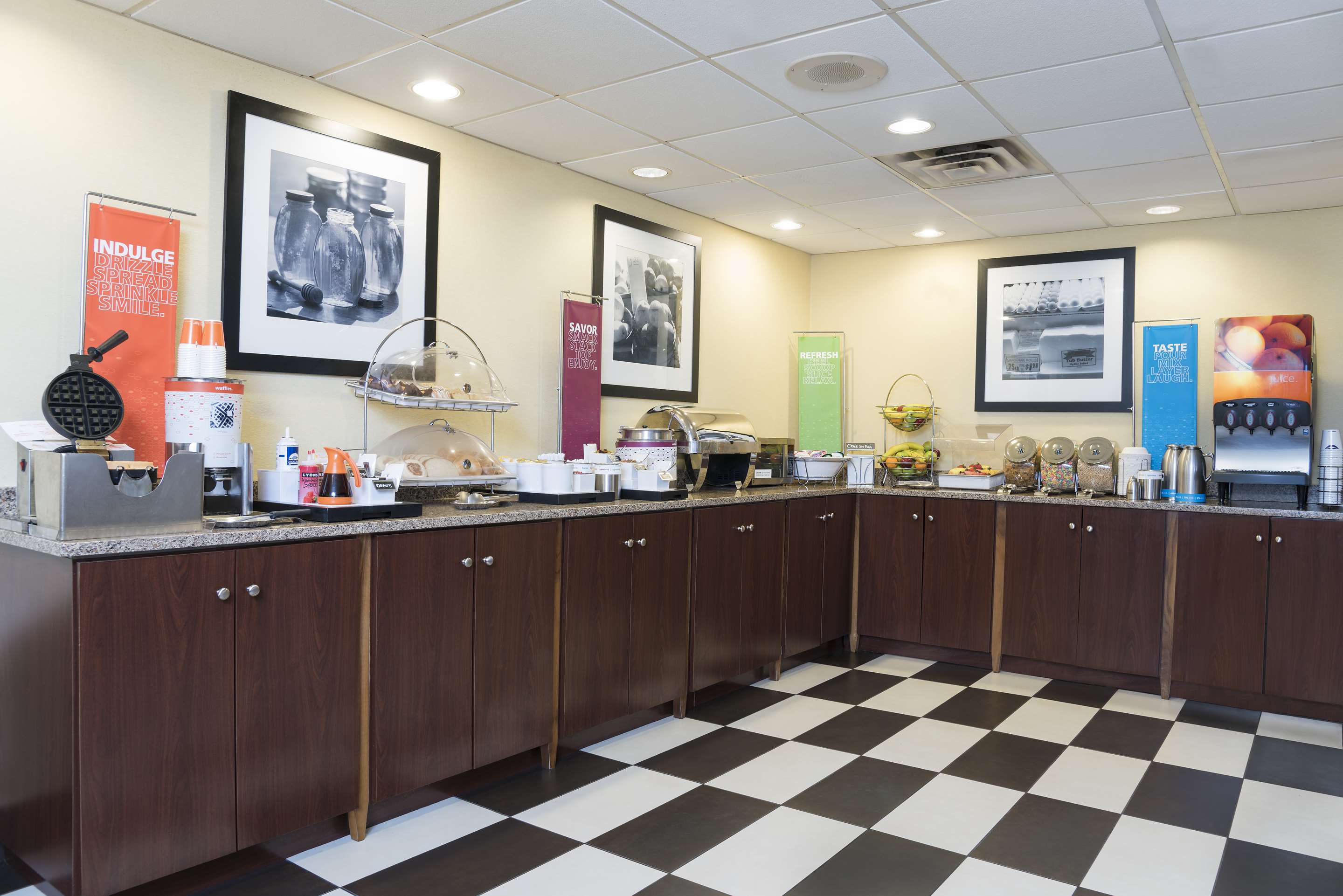 Breakfast Area | Hampton Inn Cincinnati Airport South