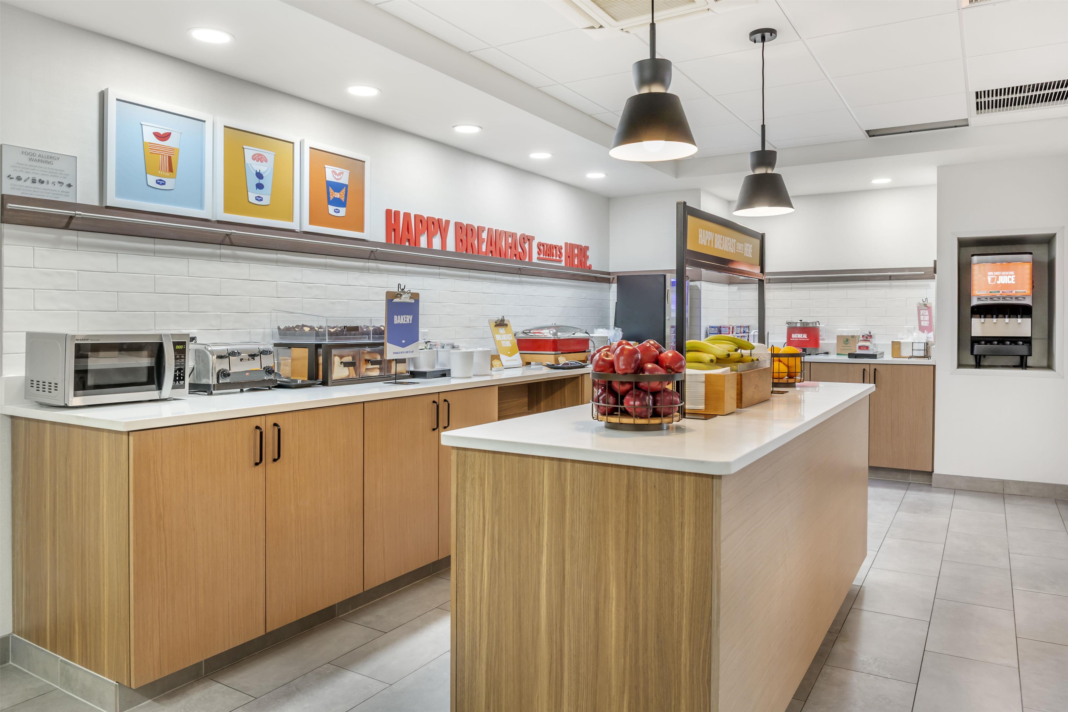 Breakfast Area | Hampton Inn & Suites Cincinnati/Uptown-University Area