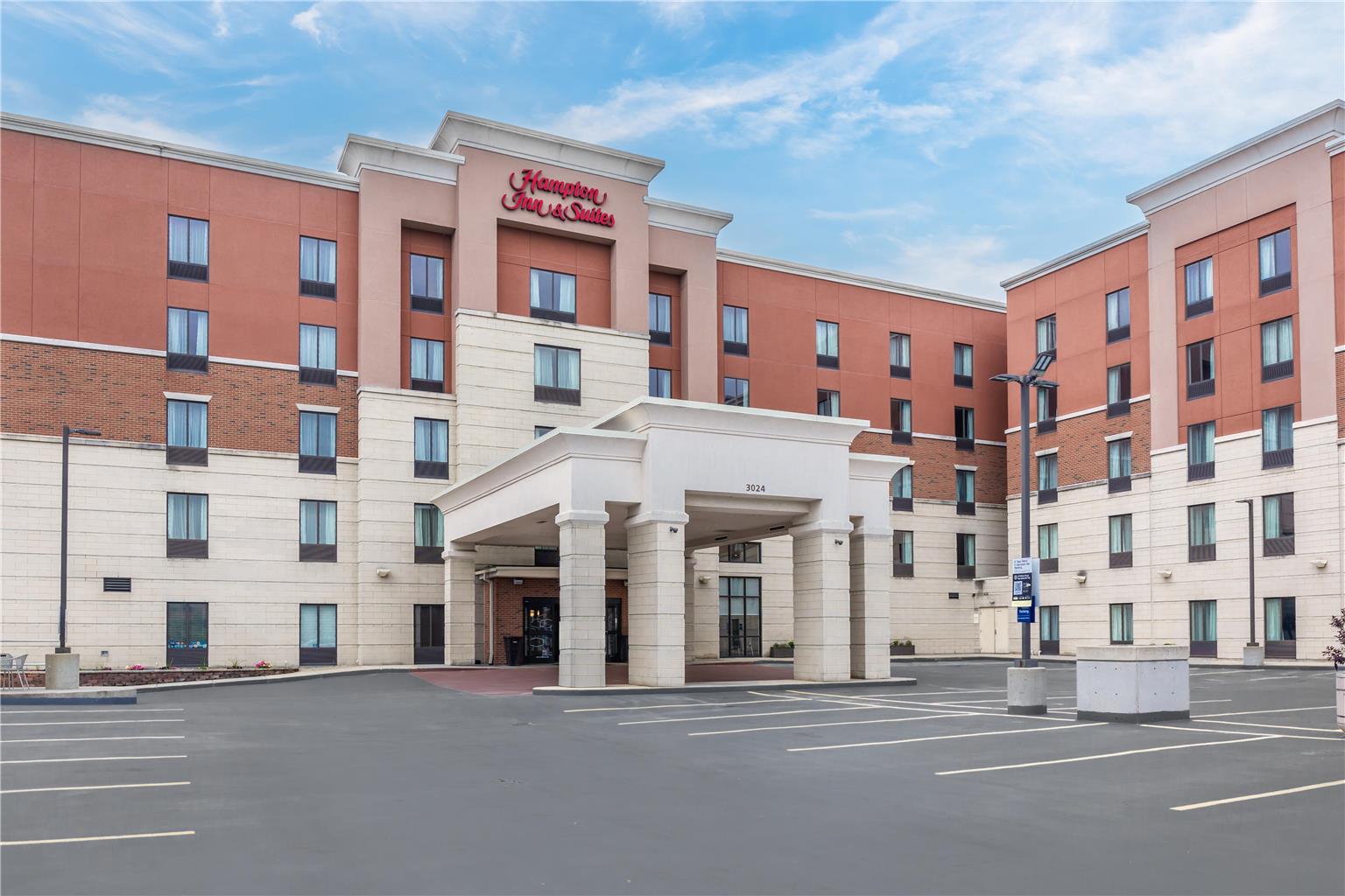 Hampton Inn & Suites Uptown-University