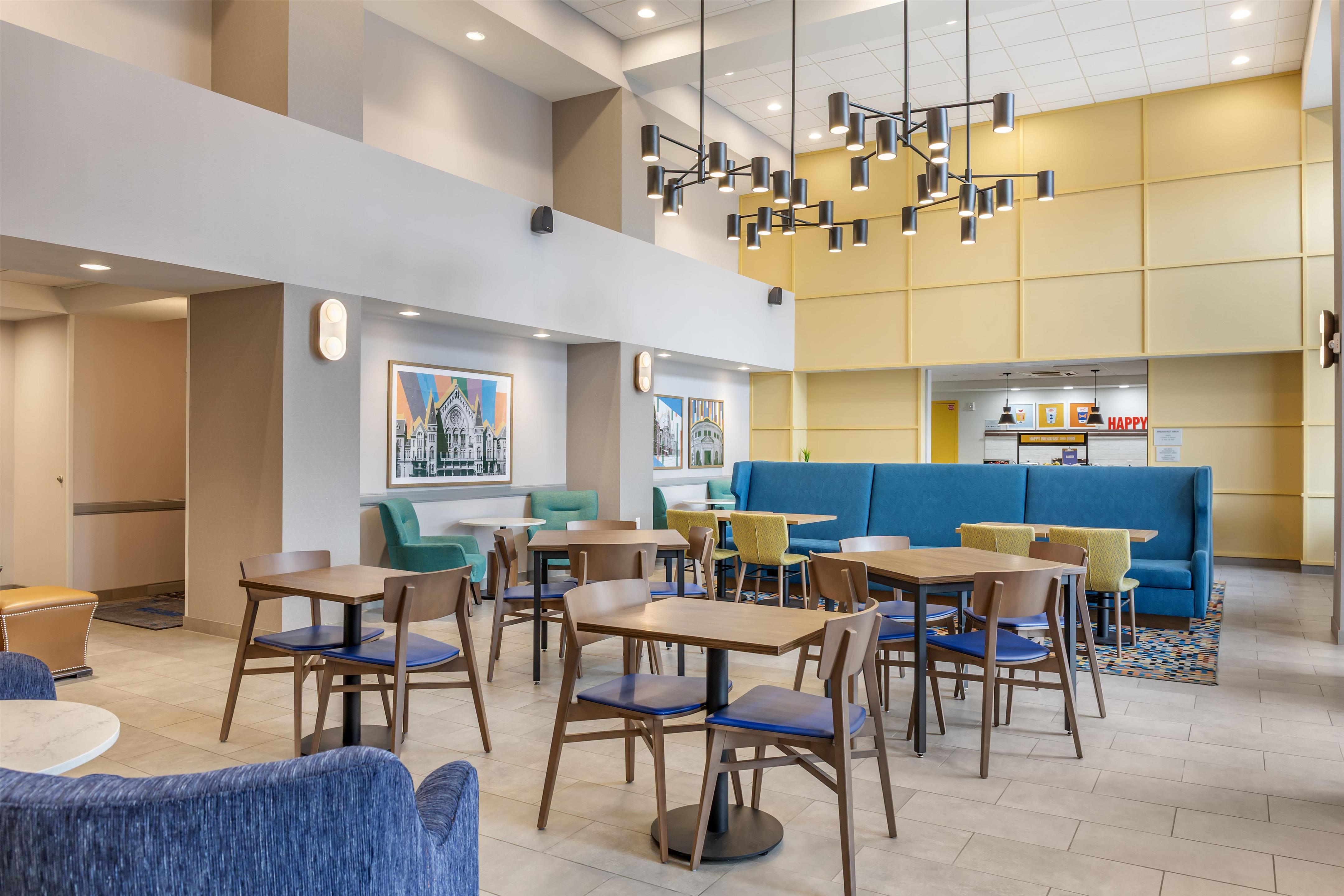 Breakfast Area | Hampton Inn & Suites Cincinnati/Uptown-University Area