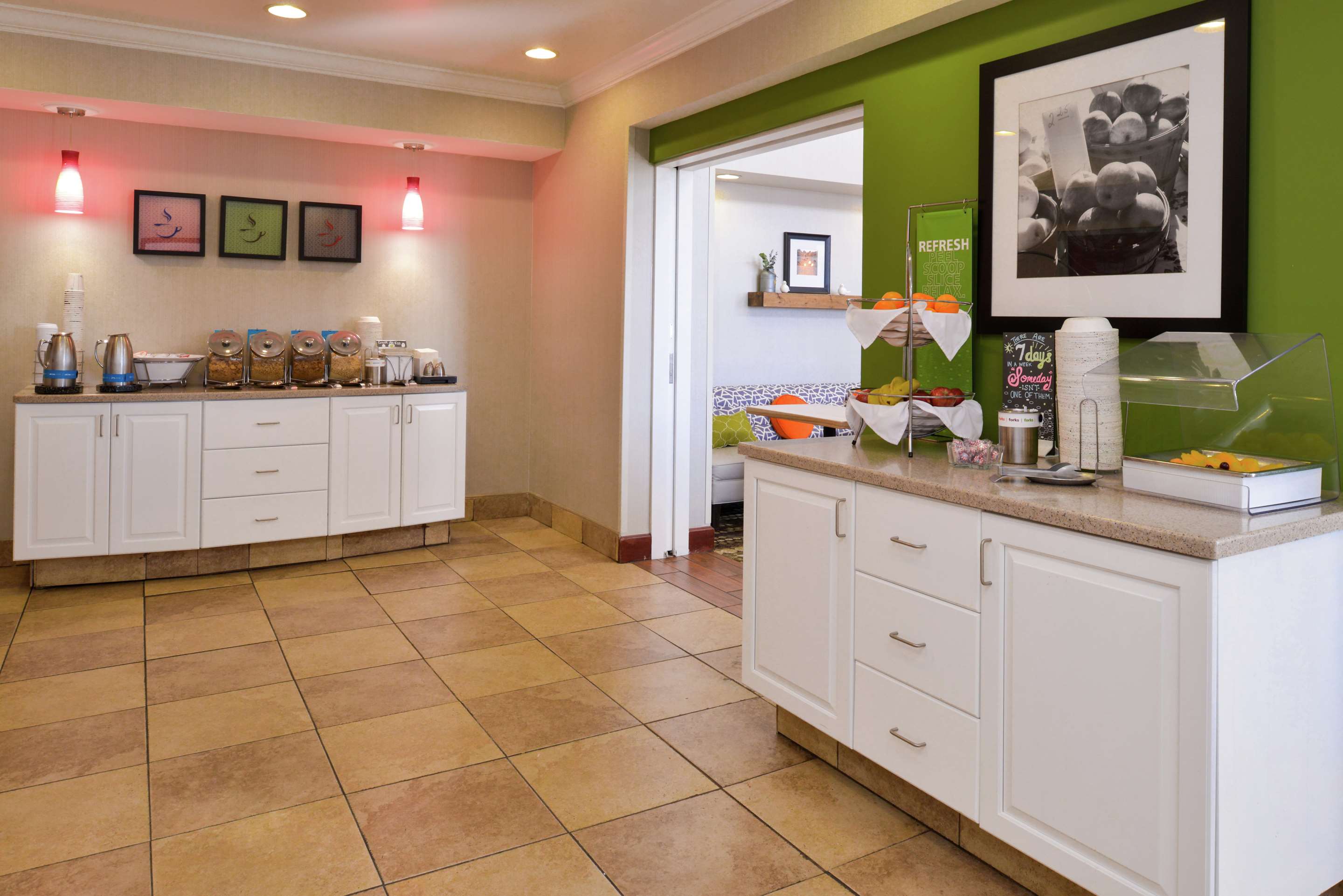 Breakfast Area | Hampton Inn & Suites Wilmington