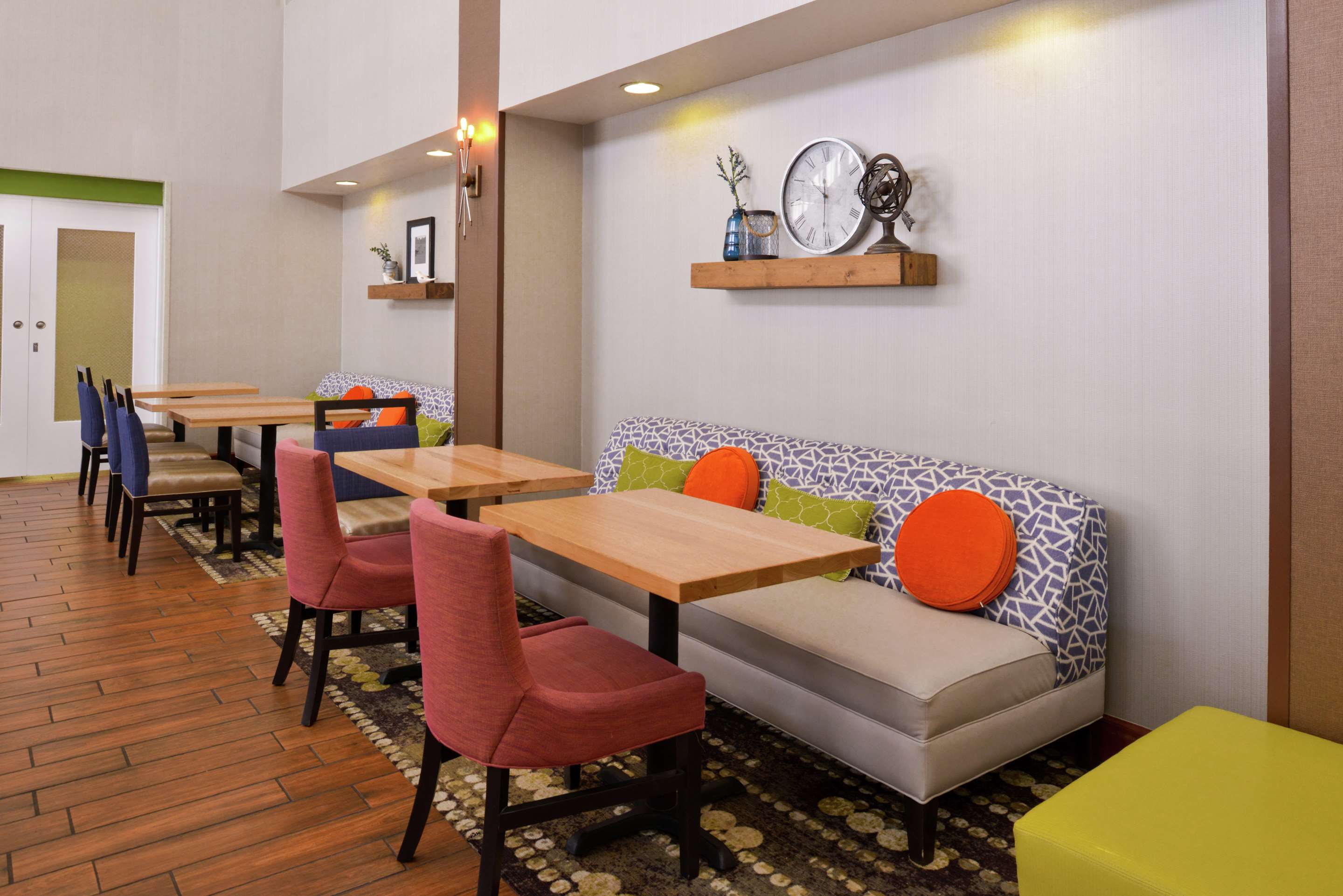 Breakfast Area | Hampton Inn & Suites Wilmington
