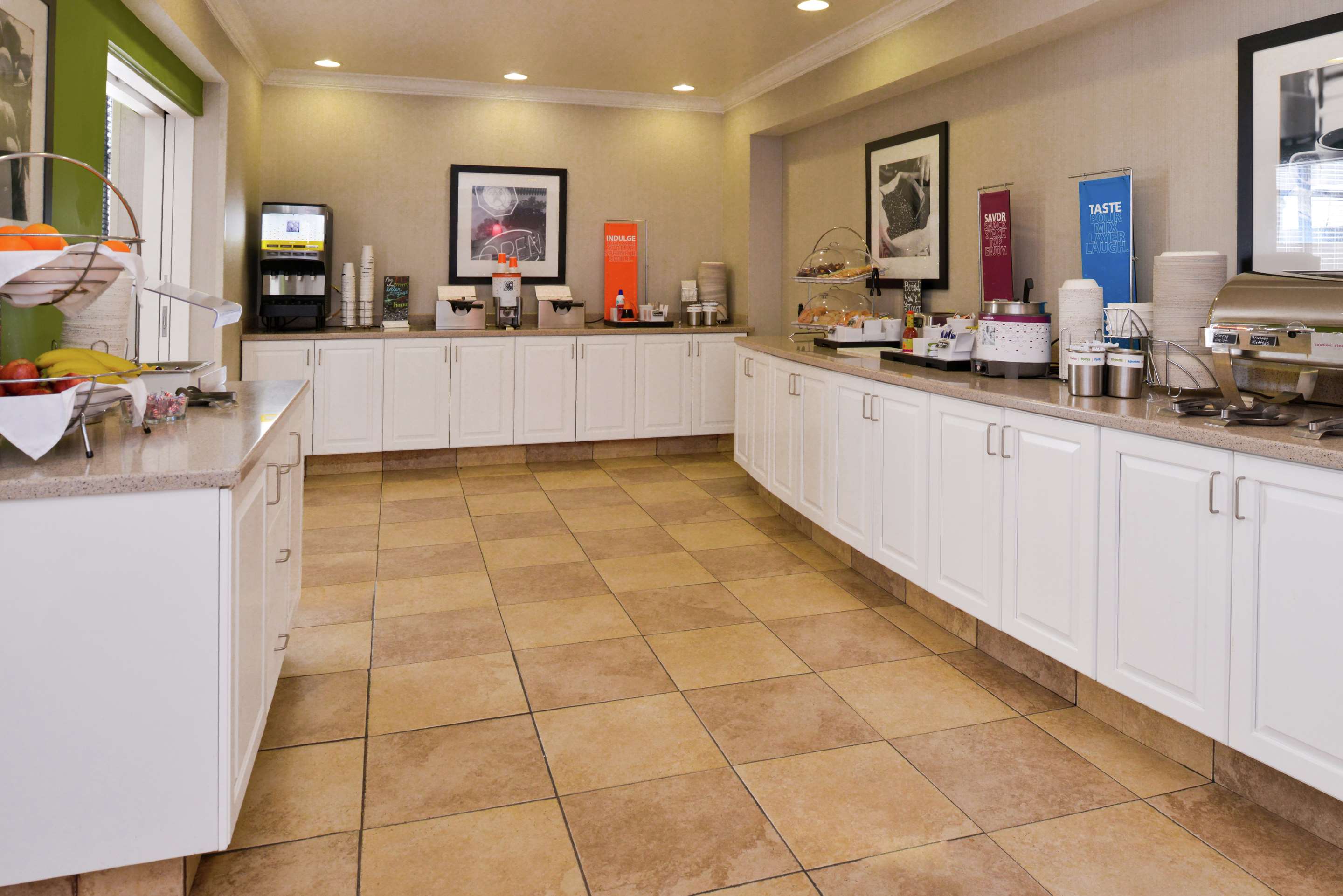 Breakfast Area | Hampton Inn & Suites Wilmington