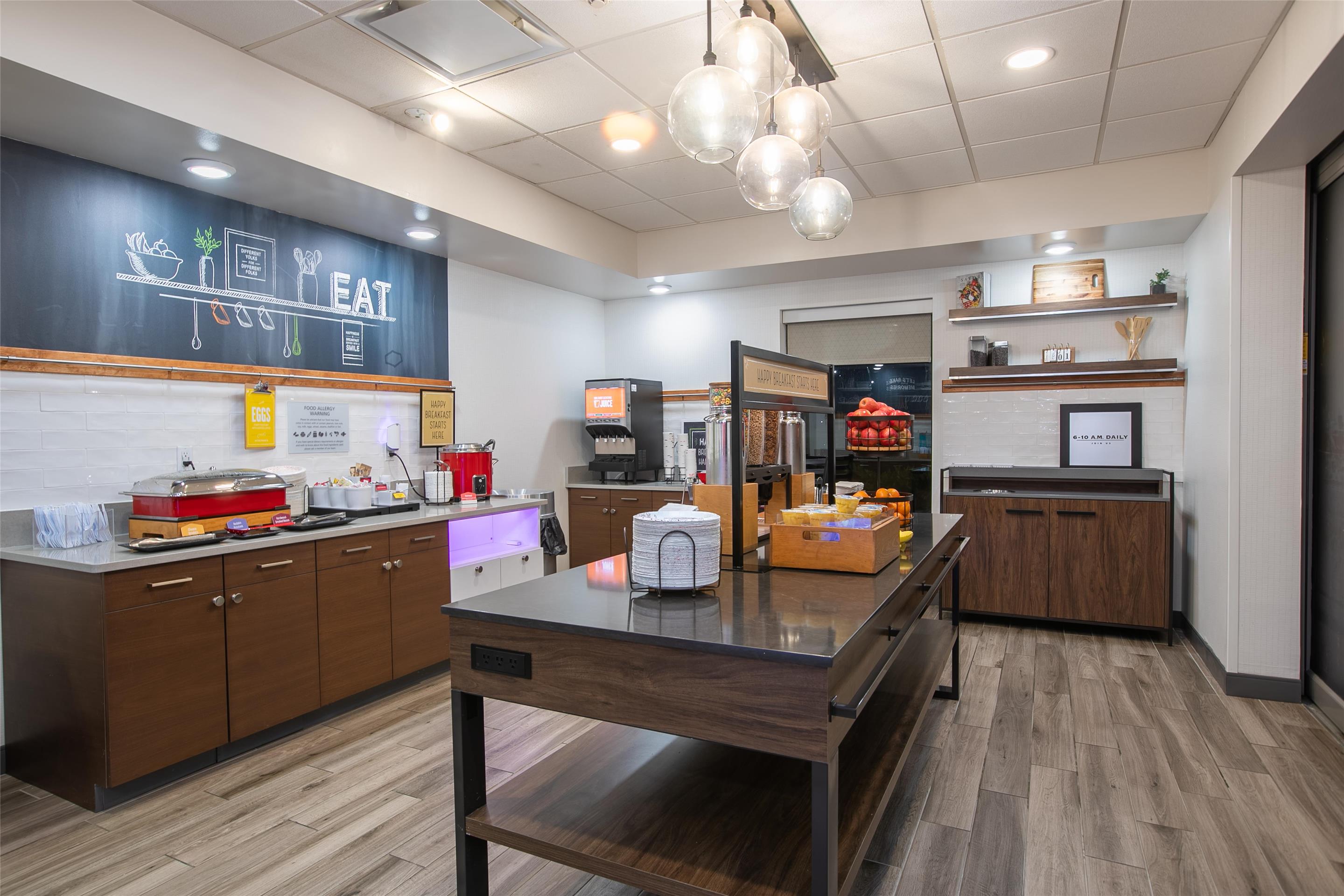 Breakfast Area | Hampton Inn & Suites Wilder