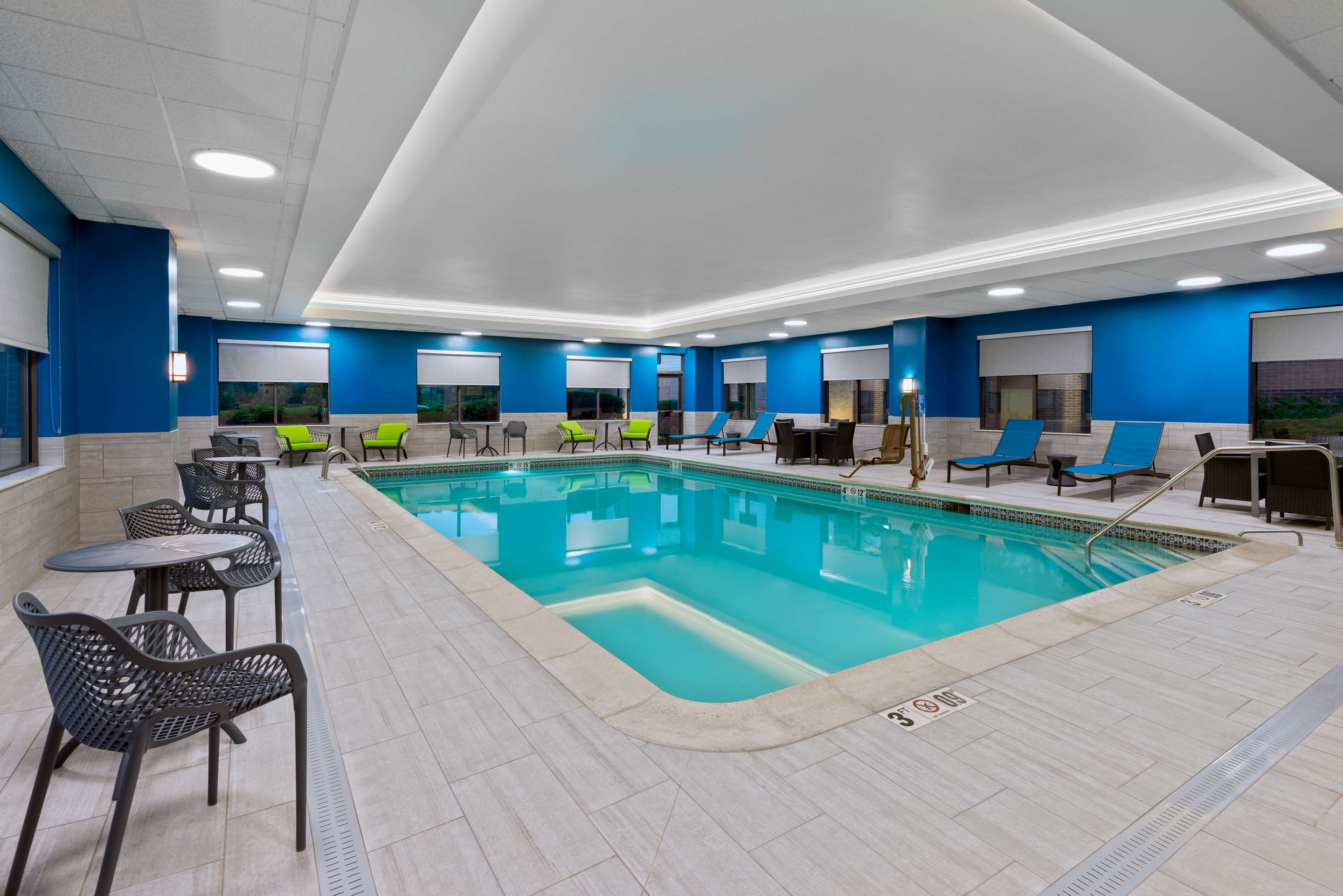 Pool | Hampton Inn Coventry - Warwick Area