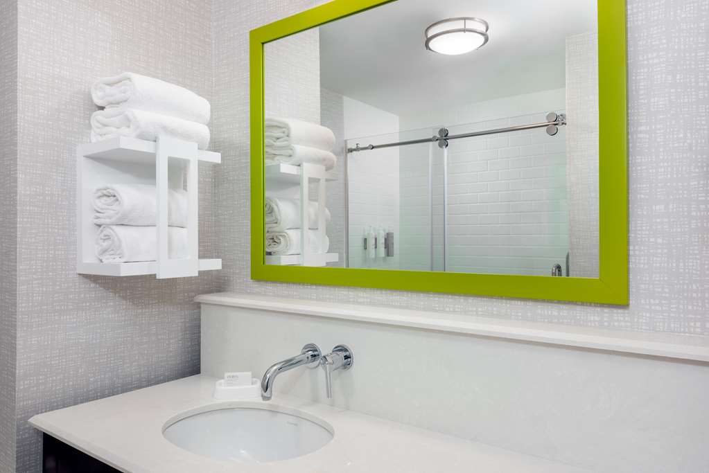 Hampton Inn Coventry-Warwick Area-guestroom-Guest Room,Bathroom,On-Site.jpg