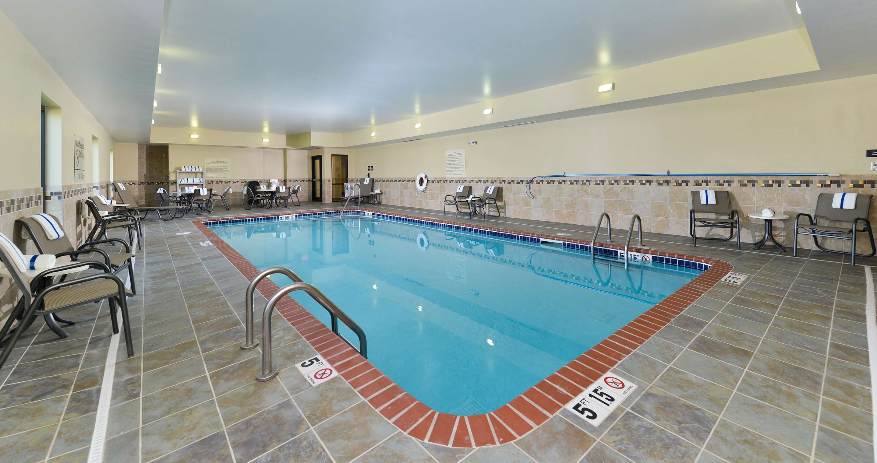Pool | Hampton Inn Clinton, IA