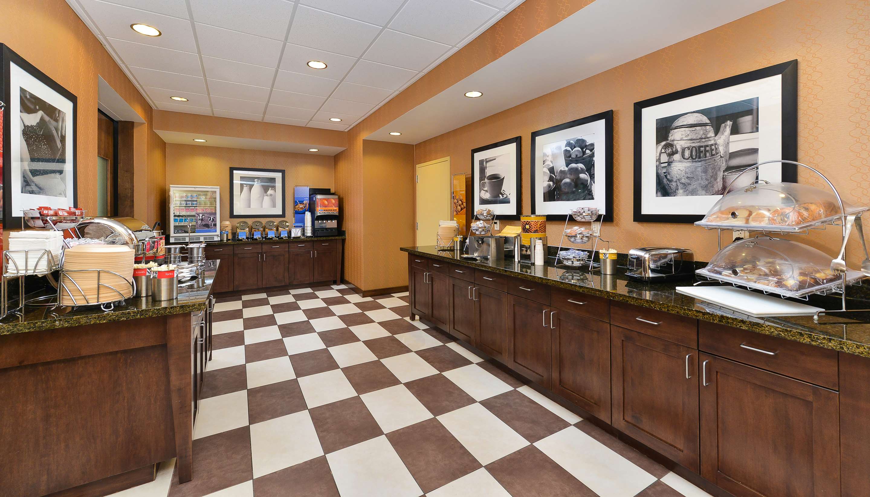 Restaurant | Hampton Inn Clinton, IA