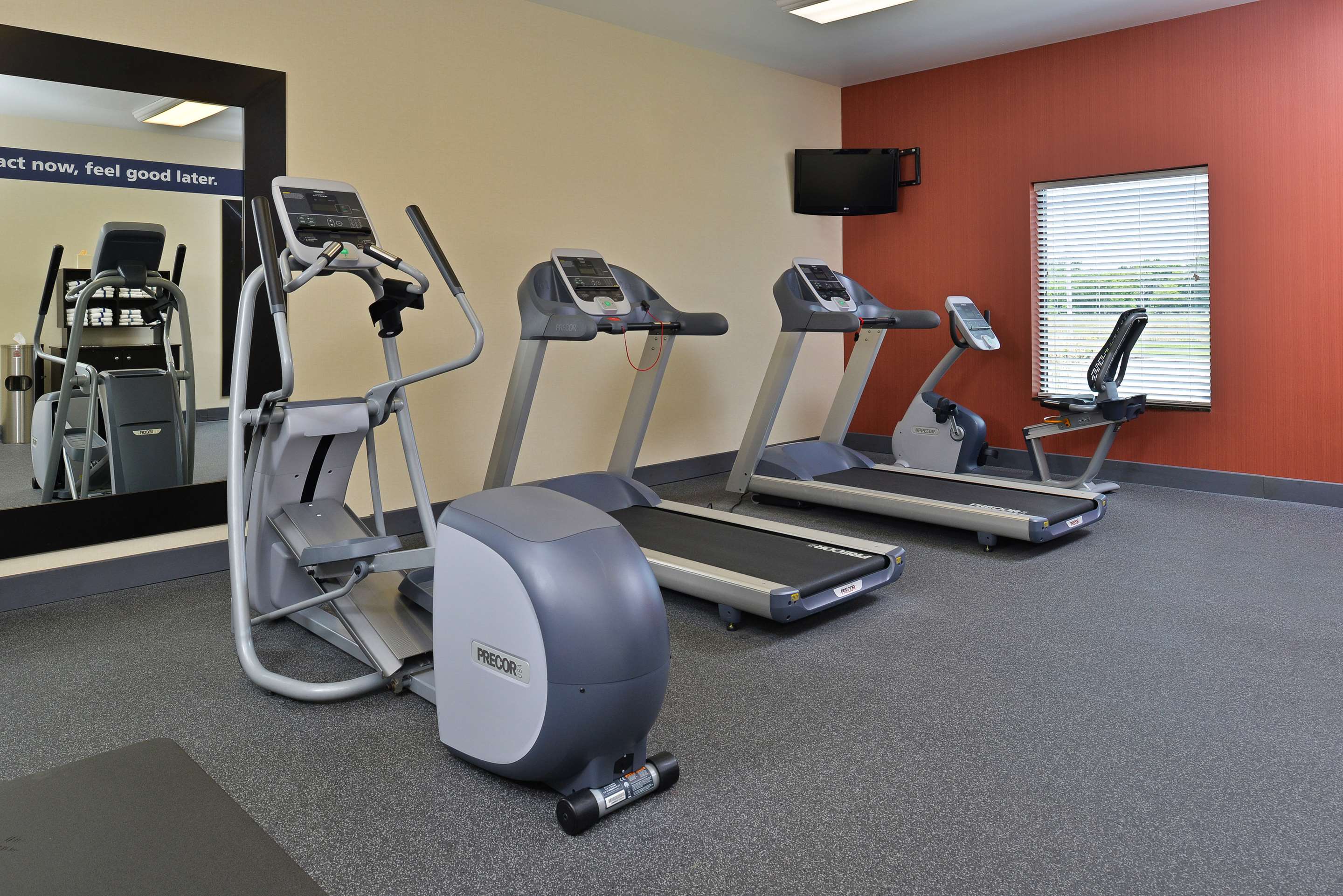 Health club fitness center gym | Hampton Inn Clinton, IA